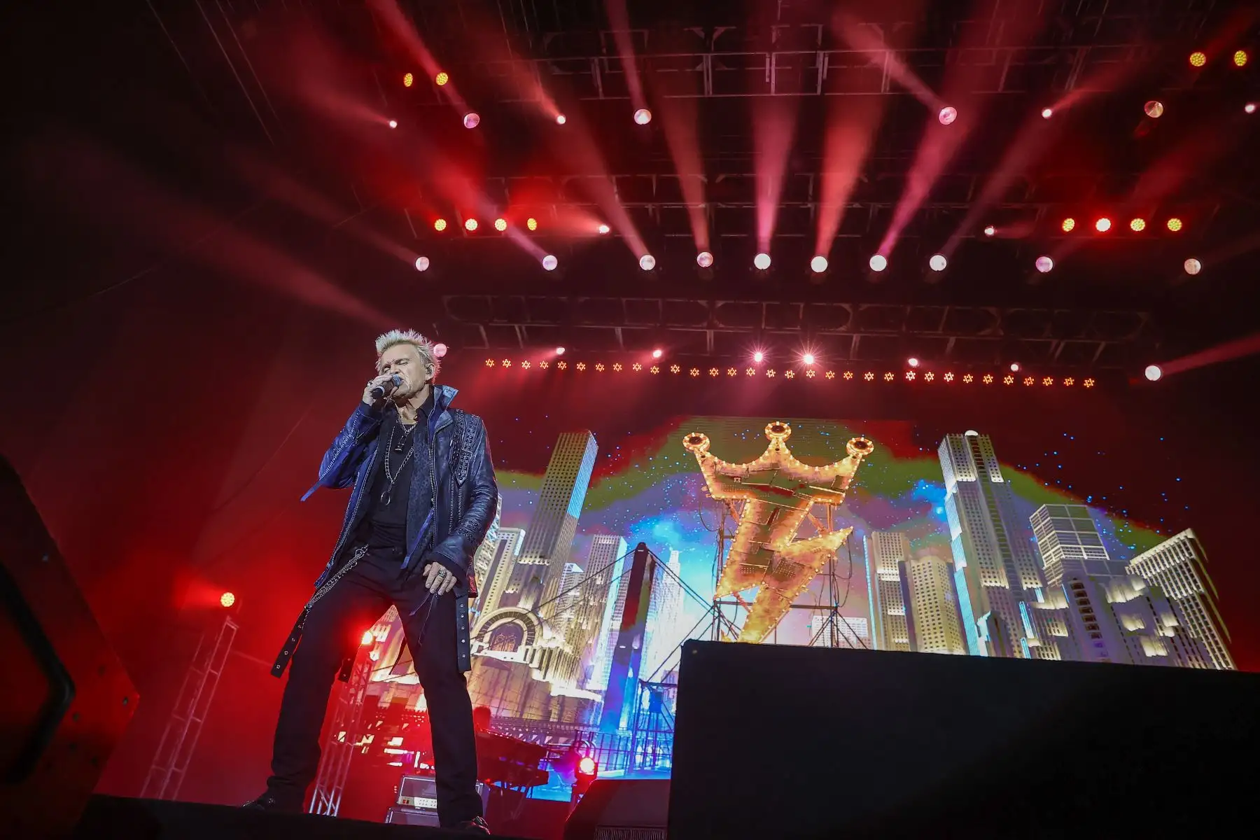 Billy Idol, una de las figuras más icónicas de la era de los 80s y 90s, se presentó por primera vez en la capital, haciendo rockear a sus fanáticos con toda su energía, tocando himnos que marcaron toda una generación.
Foto: ANDINA/Andrés Valle