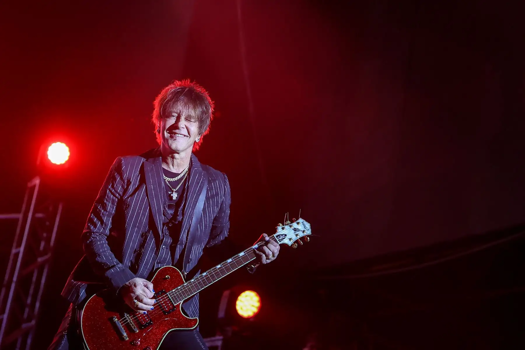 Billy Idol, una de las figuras más icónicas de la era de los 80s y 90s, se presentó por primera vez en la capital, haciendo rockear a sus fanáticos con toda su energía, tocando himnos que marcaron toda una generación.
Foto: ANDINA/Andrés Valle