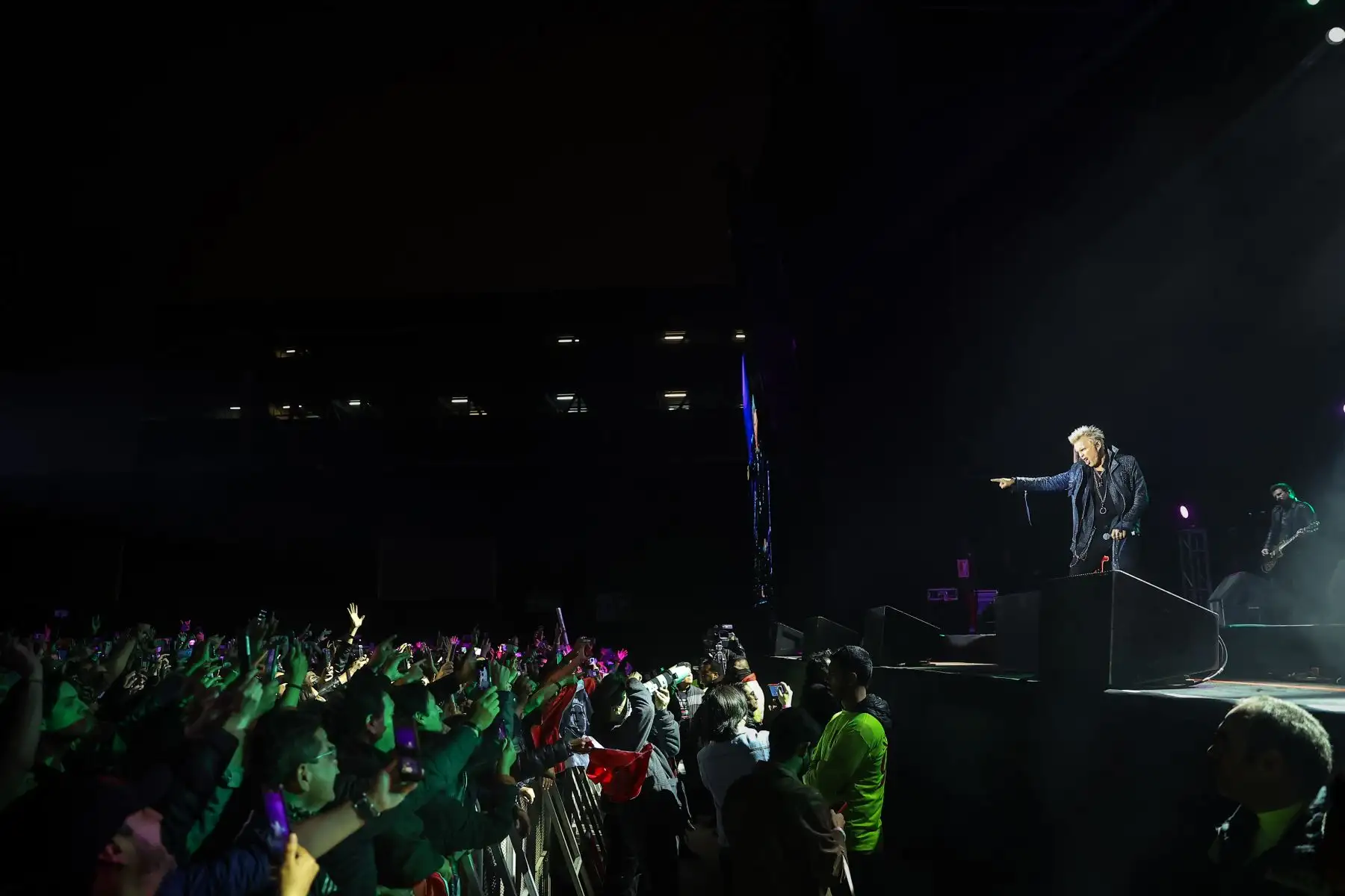 Billy Idol, una de las figuras más icónicas de la era de los 80s y 90s, se presentó por primera vez en la capital, haciendo rockear a sus fanáticos con toda su energía, tocando himnos que marcaron toda una generación.
Foto: ANDINA/Andrés Valle