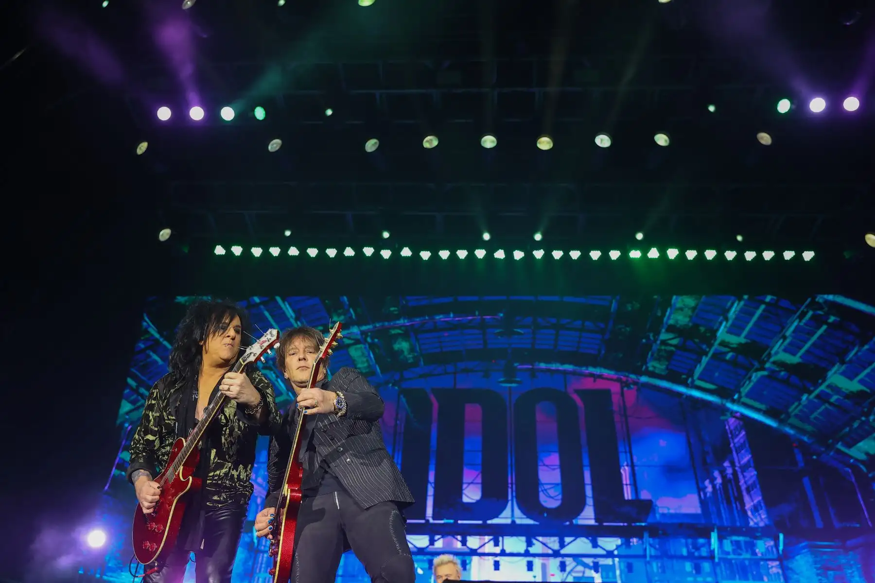 Billy Idol, una de las figuras más icónicas de la era de los 80s y 90s, se presentó por primera vez en la capital, haciendo rockear a sus fanáticos con toda su energía, tocando himnos que marcaron toda una generación.
Foto: ANDINA/Andrés Valle