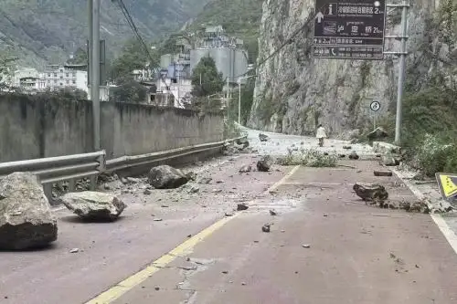 Rocas caídas en una carretera cerca de la ciudad de Lengqi en el condado de Luding de la provincia de Sichuan luego de terremoto de magnitud 6,8 que sacudió el condado de Luding. Foto: Xinhua News
