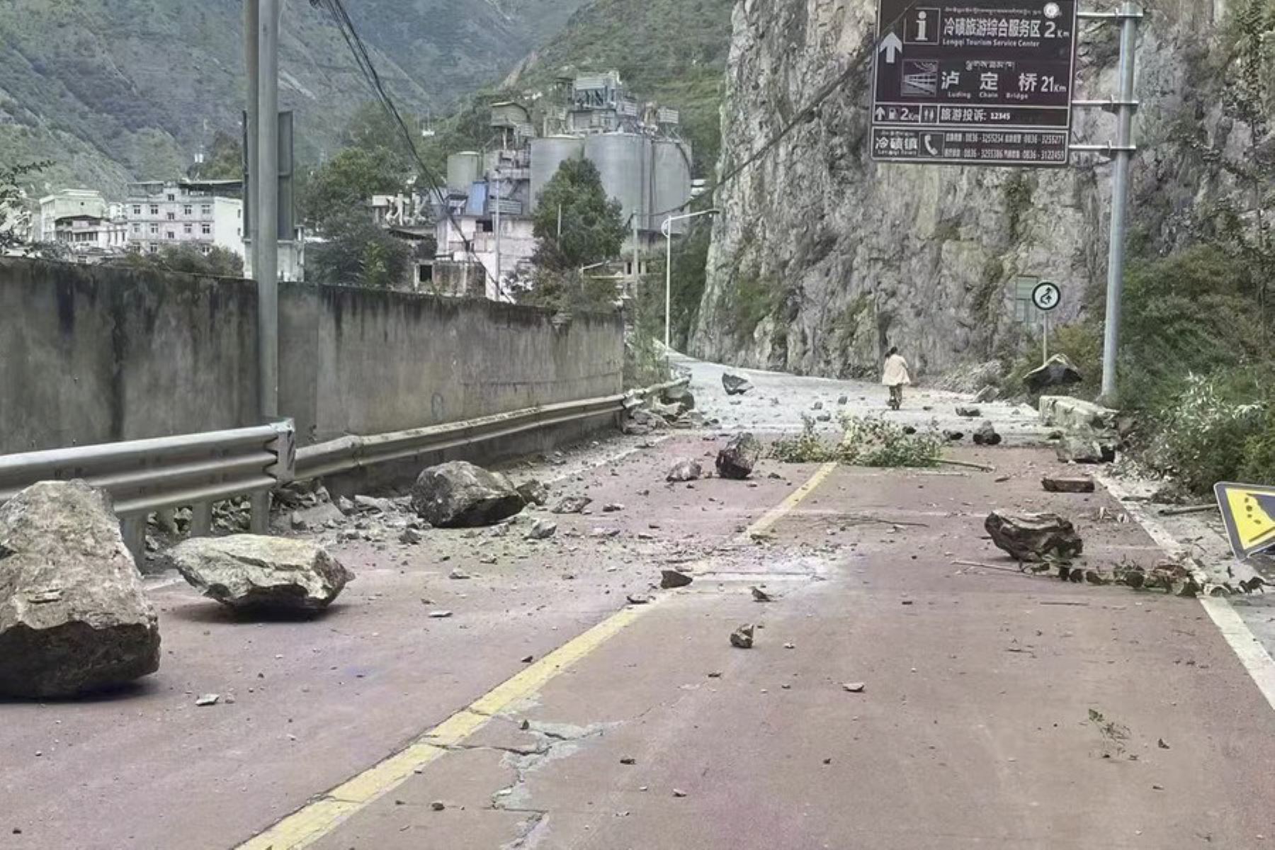 Rocas caídas en una carretera cerca de la ciudad de Lengqi en el condado de Luding de la provincia de Sichuan luego de terremoto de magnitud 6,8 que sacudió el condado de Luding. Foto: Xinhua News