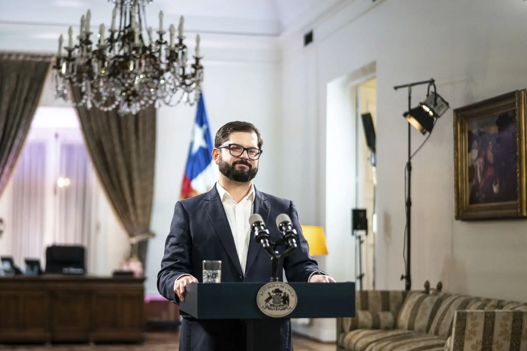 En mensaje a la nación el presidente de Chile, Gabriel Boric, se comprometió a impulsar una rápida nuevo proceso constituyente tras la abrumadora victoria del voto de "Rechazo" a la propuesta de nueva constitución.
Foto: AFP