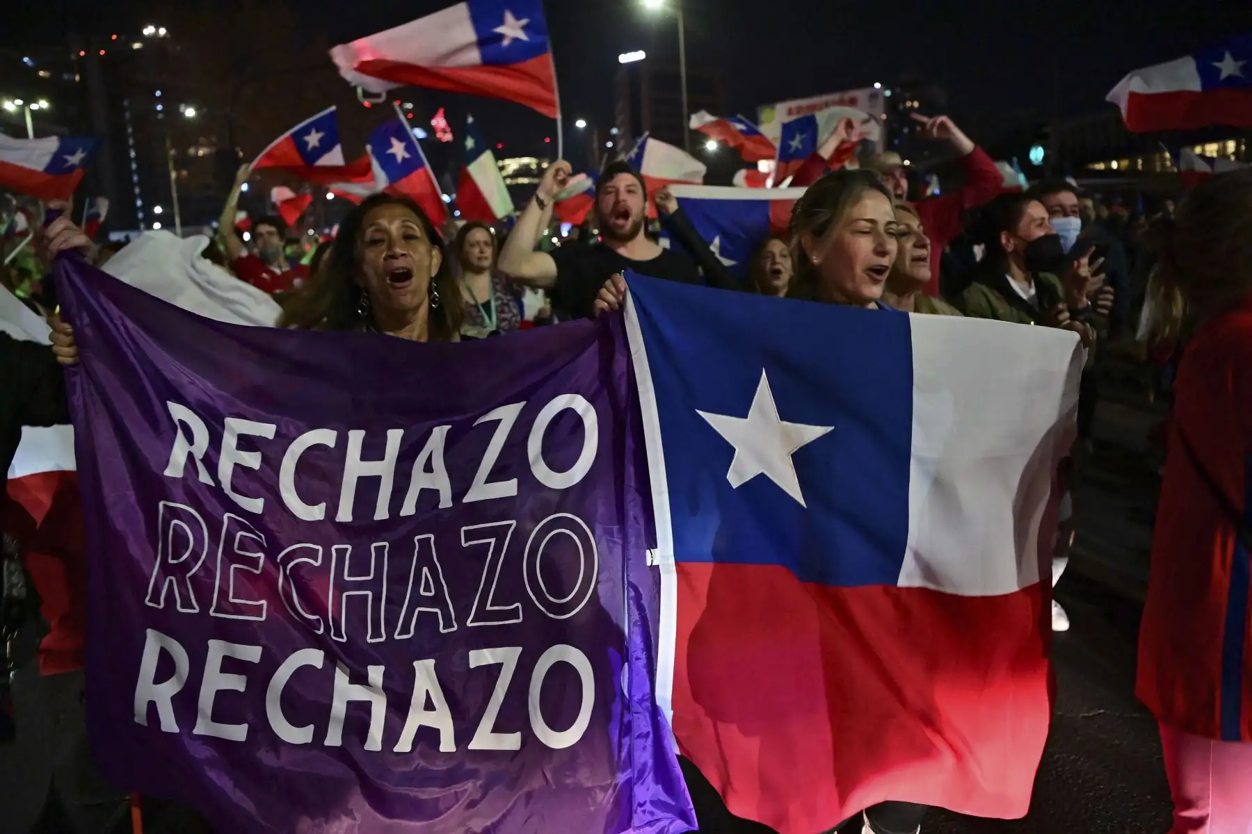 Los chilenos rechazaron enfáticamente una nueva constitución propuesta para reemplazar la adoptada durante la dictadura de Augusto Pinochet, resultados parciales mostrados en el domingo, en un resultado que superó las expectativas de la oposición conservadora.
Foto: AFP