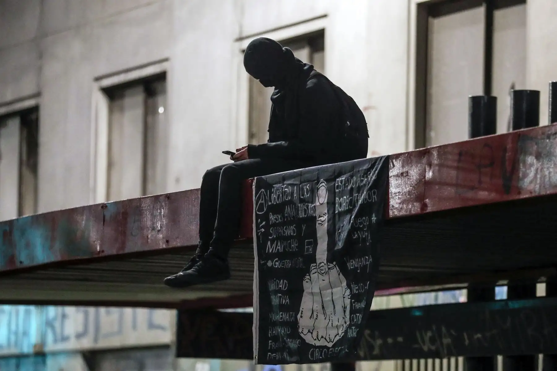 Un activista a favor del nuevo proyecto de constitución reacciona tras conocer los resultados oficiales del referéndum, en Plaza Italia de Santiago, el 4 de septiembre de 2022.
Foto: AFP