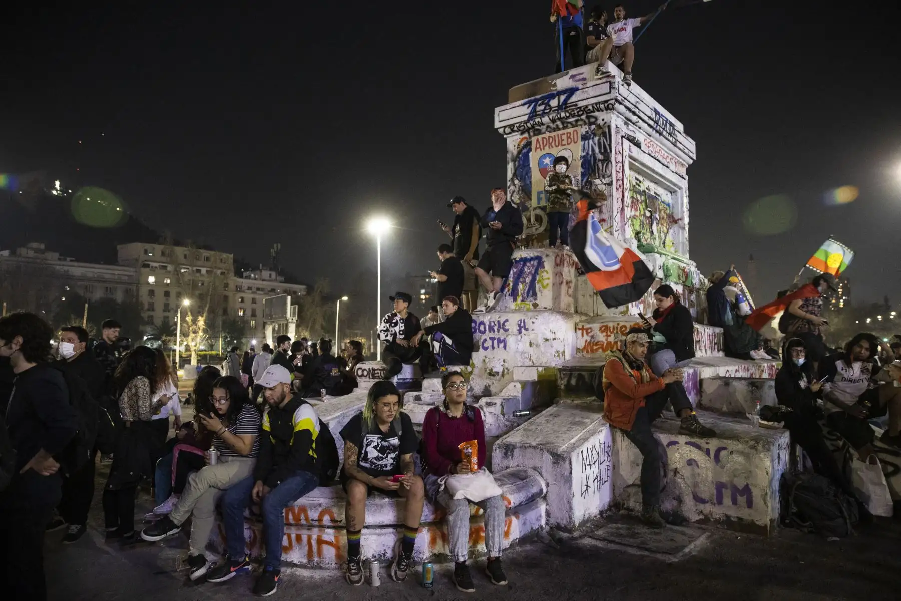 Personas son vistas hoy tras el triunfo del rechazo en el plebiscito constitucional chileno, en la Plaza Italia en Santiago (Chile). Los portavoces de la opción del "Apruebo" reconocieron este domingo su derrota en el plebiscito obligatorio en Chile sobre el nuevo texto constitucional propuesto y se comprometieron a seguir trabajando para reformar la Constitución, ya que en su opinión la población aun quiere superar la escrita en la dictadura. 
Foto: EFE