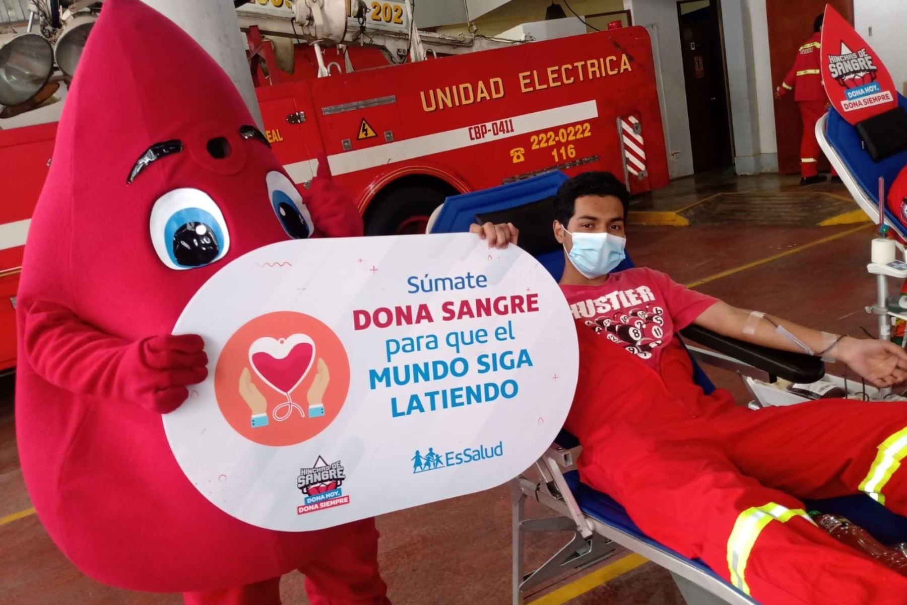Banco de sangre del hospital Rebagliati recibió donación voluntaria de 128 bomberos. Foto: ANDINA/Difusión.