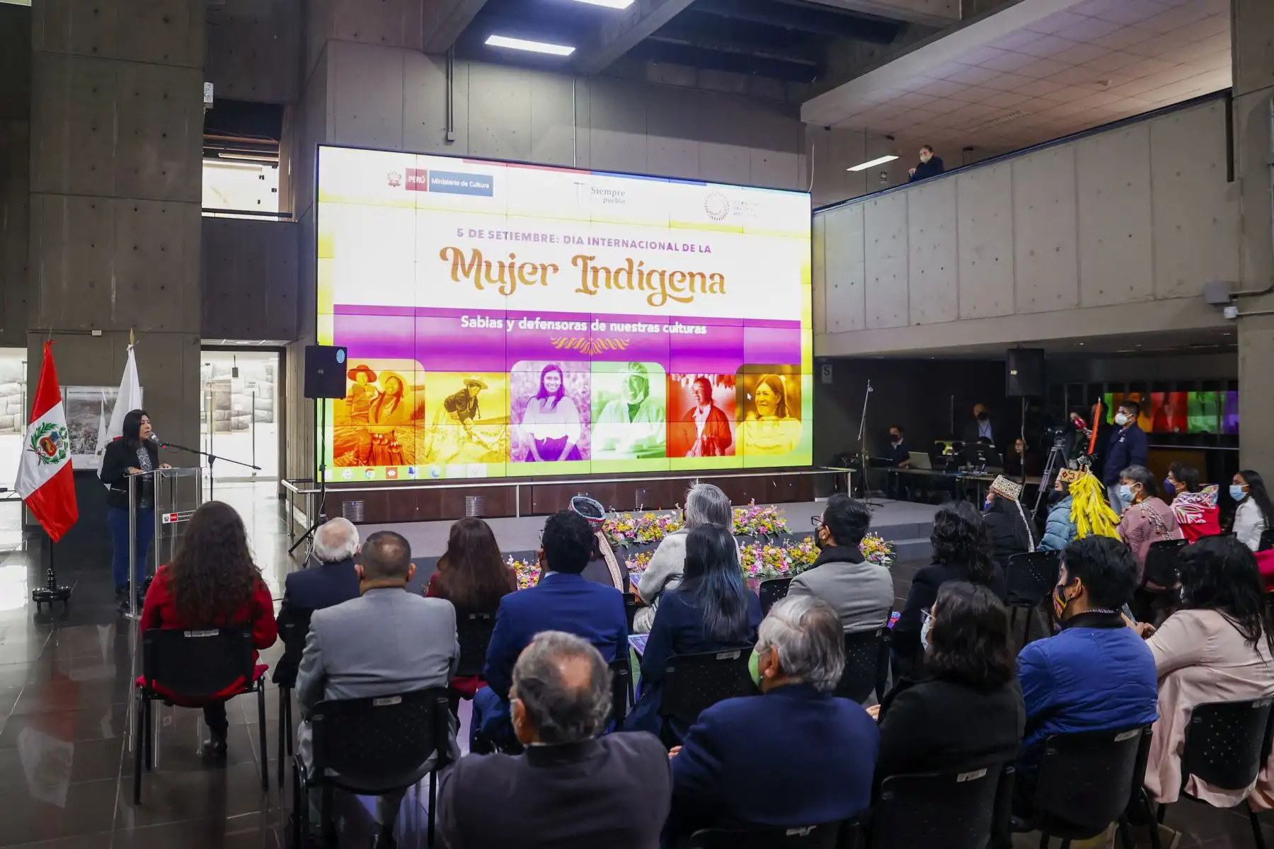 En el marco del Día Internacional de la Mujer Indígena, el Ministerio de Cultura, a través del Viceministerio de Interculturalidad, reconoció como “Personalidad Meritoria de la Cultura”, a cinco destacadas representantes de esta población. Este homenaje se realiza con la finalidad de reconocer, valorar y promover el aporte de la mujer indígena u originaria en el desarrollo social, económico, político y cultural del país.
Foto: ANDINA/Carla Patiño