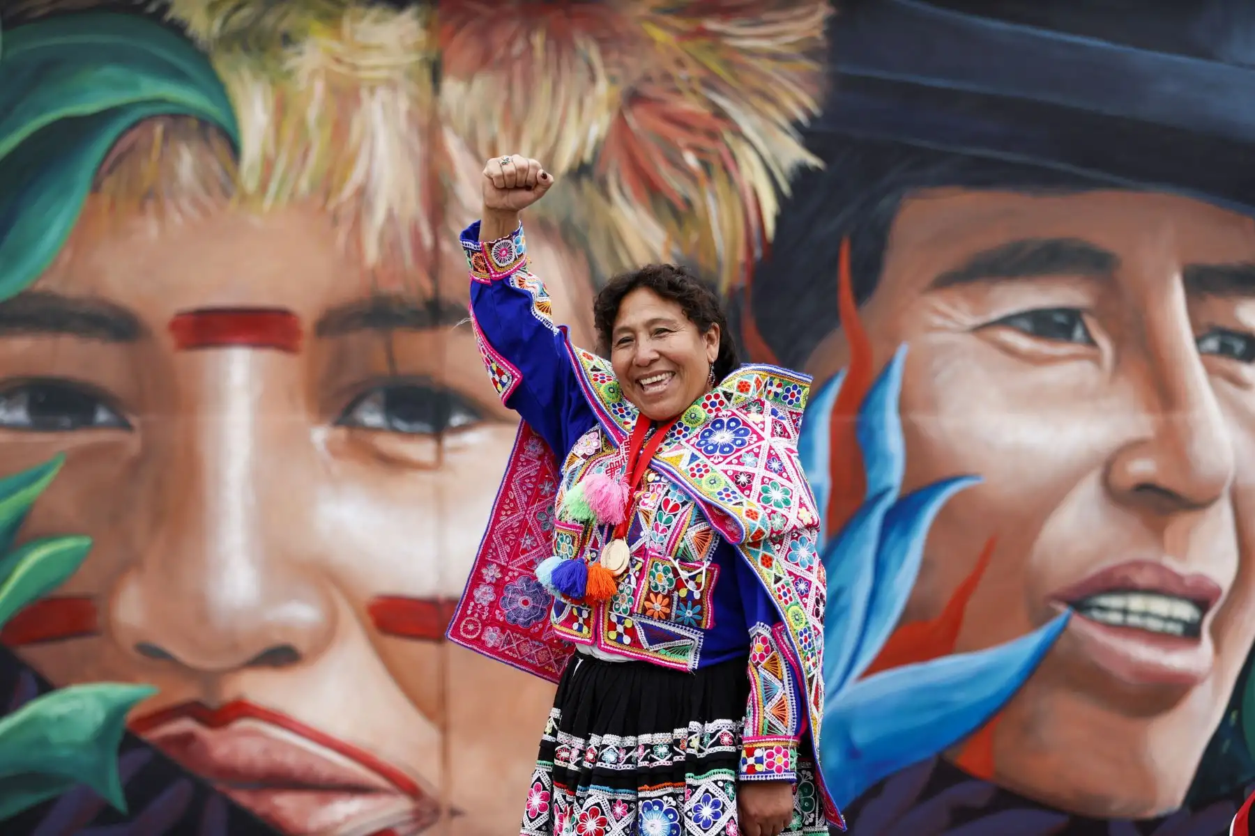Retrato a Juana Huacoto Béjar, del pueblo Quechuas, que recibió un reconocimento en mérito a su importante trayectoria como lideresa y docente indígena; así como por su valiosa contribución en la investigación, desarrollo, enseñanza, transmisión y difusión de la cultura y la lengua quechua.
Foto: ANDINA/Carla Patiño