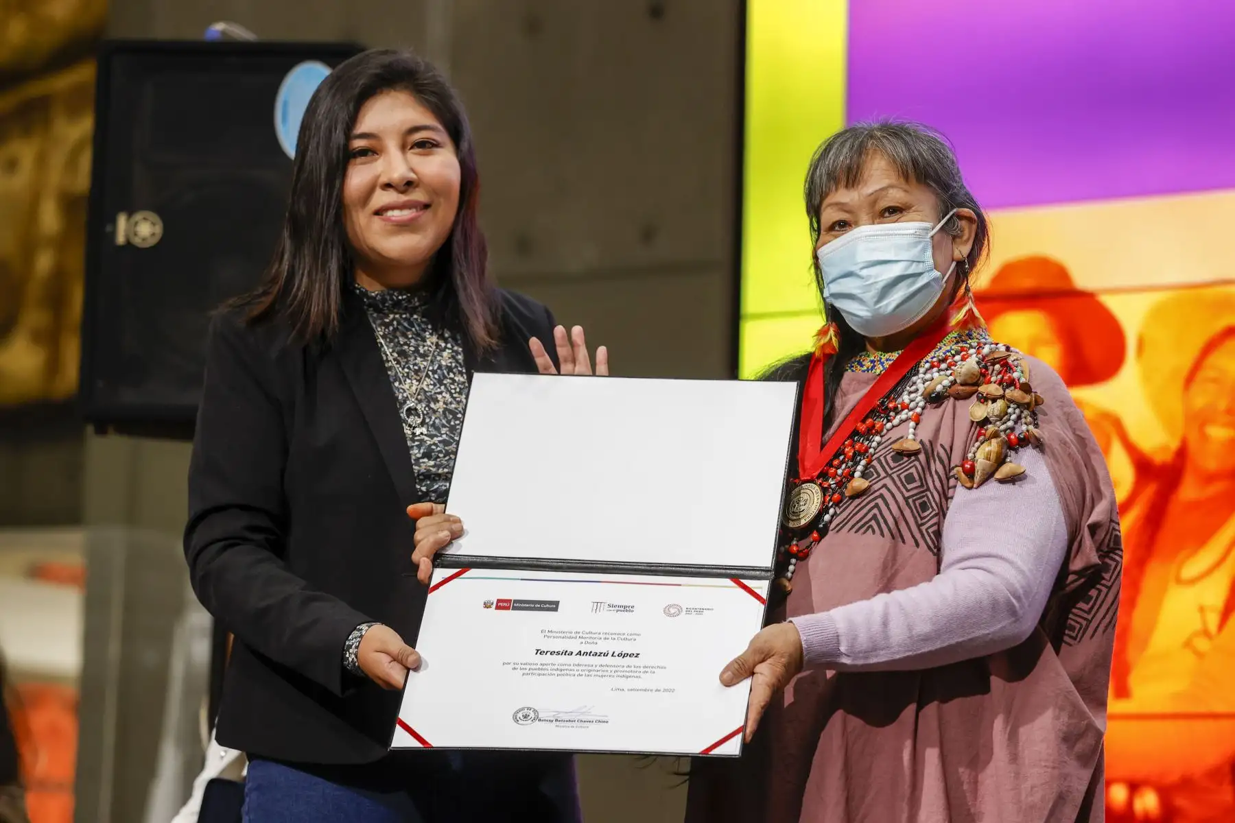 En el marco del Día Internacional de la Mujer Indígena, que se conmemora este lunes 5 de setiembre, con la participación de la ministra de Cultura, Betssy Chávez, el Ministerio de Cultura otorgó la distinción de Personalidad Meritoria de la Cultura a cinco destacadas lideresas. 
Foto: ANDINA/Carla Patiño