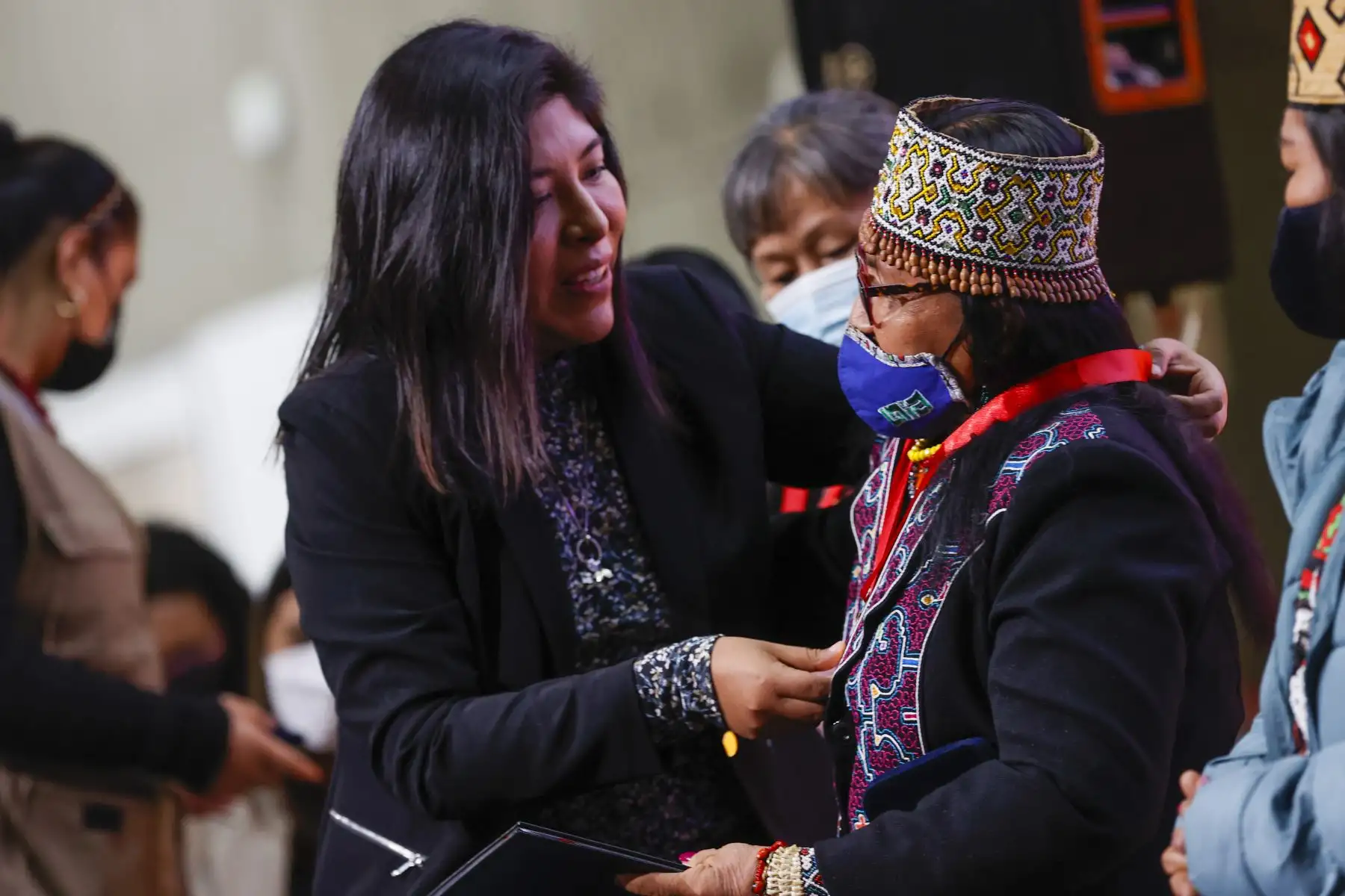 En el marco del Día Internacional de la Mujer Indígena, que se conmemora este lunes 5 de setiembre, con la participación de la ministra de Cultura, Betssy Chávez, el Ministerio de Cultura otorgó la distinción de Personalidad Meritoria de la Cultura a cinco destacadas lideresas. 
Foto: ANDINA/Carla Patiño