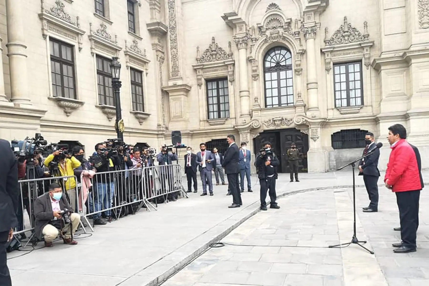 Presidente de la República, Pedro Castillo se dirige a los medios de comunicación, posterior a su encuentro con ciudadanos.
Foto: ANDINA/Prensa Presidencia