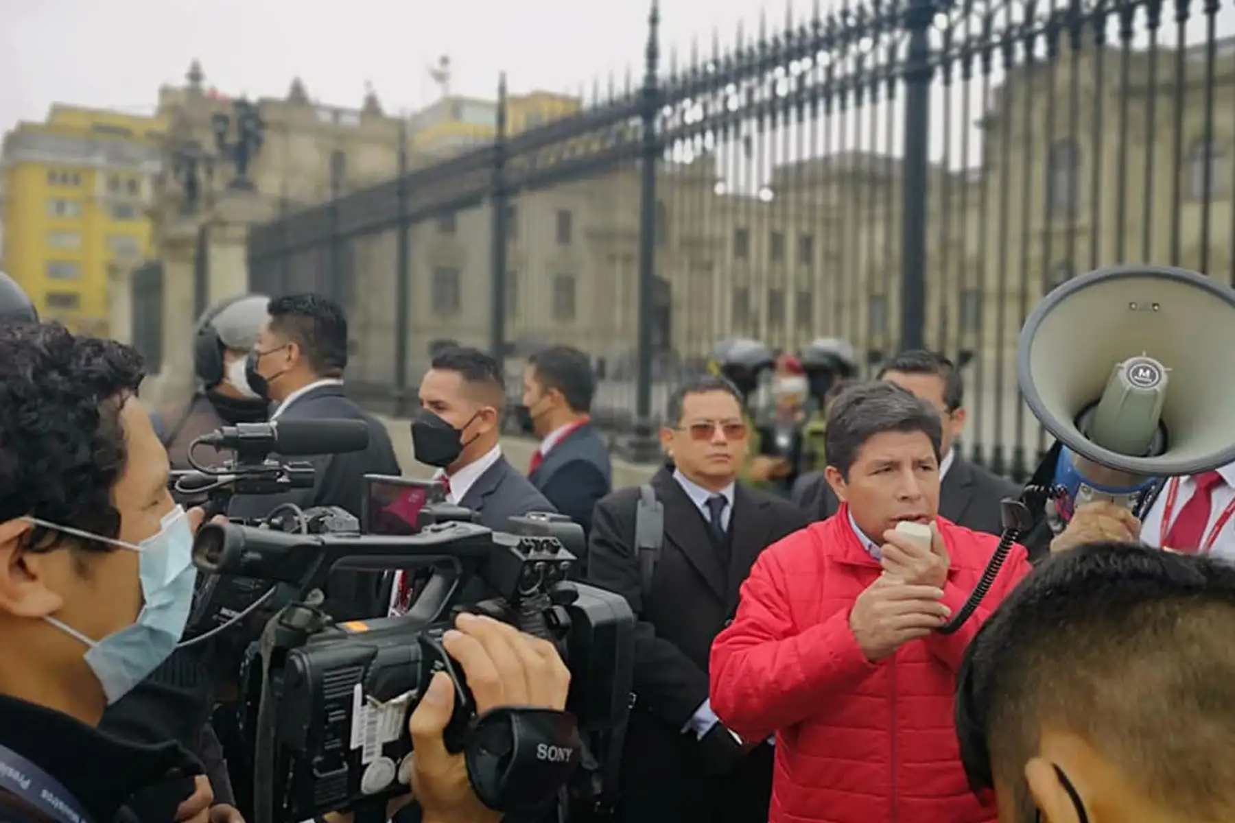 Presidente de la República, Pedro Castillo se dirige a los medios de comunicación, posterior a su encuentro con ciudadanos.
Foto: ANDINA/Prensa Presidencia