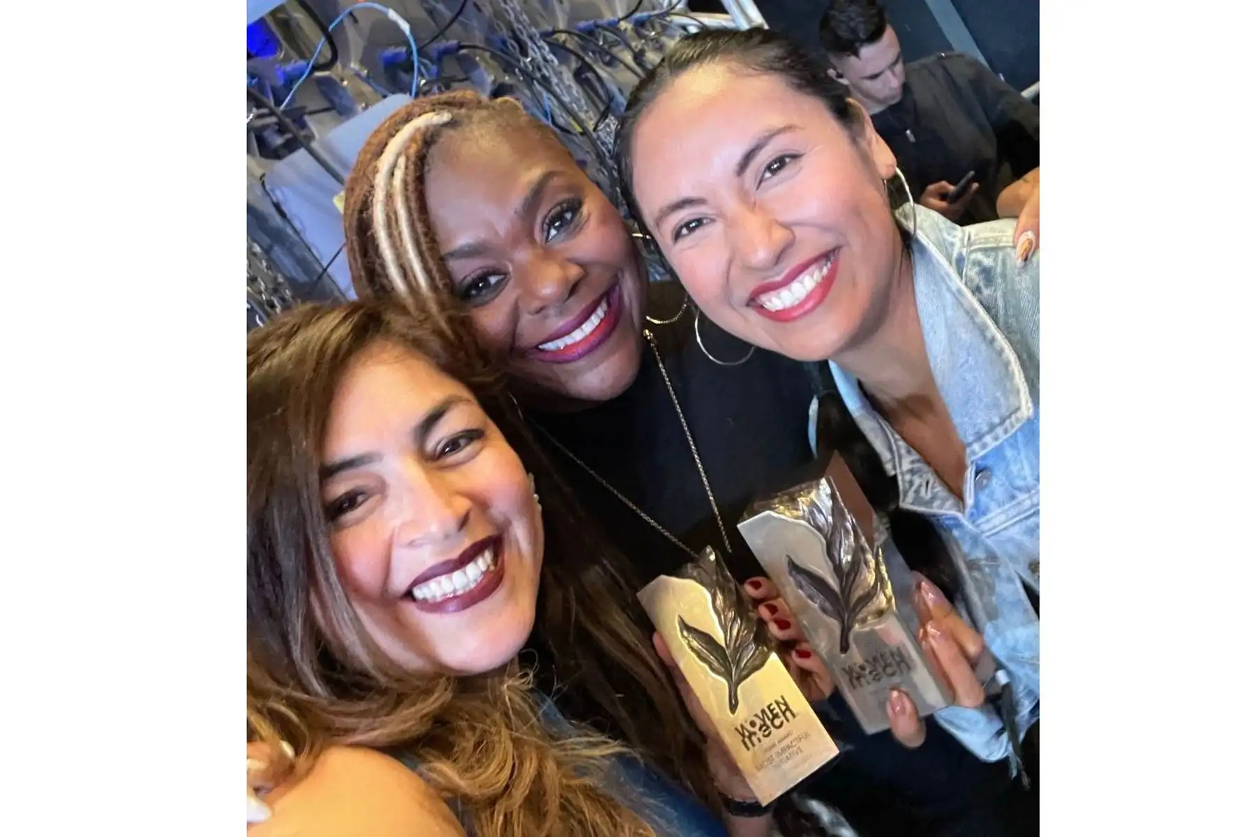 Las empresarias Dely Goicochea y Giuliana Huamán nominadas en las categorías "Iniciativa más impactante” y “StartUp” respectivamente, levantaron la estatuilla del Women in Tech LATAM 2022, importante premio que reconoce el liderazgo de las mujeres en la industria de la tecnología e innovación a nivel mundial, celebrado el pasado 1 de setiembre en Río de Janeiro, Brasil. Foto: Facebook Dely Goicochea