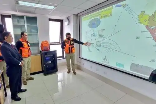 El ministro de Defensa, Richard Tineo, visitó el Centro de Operaciones de Emergencia Nacional, ubicado en el distrito de Chorrillos. Foto: Mindef