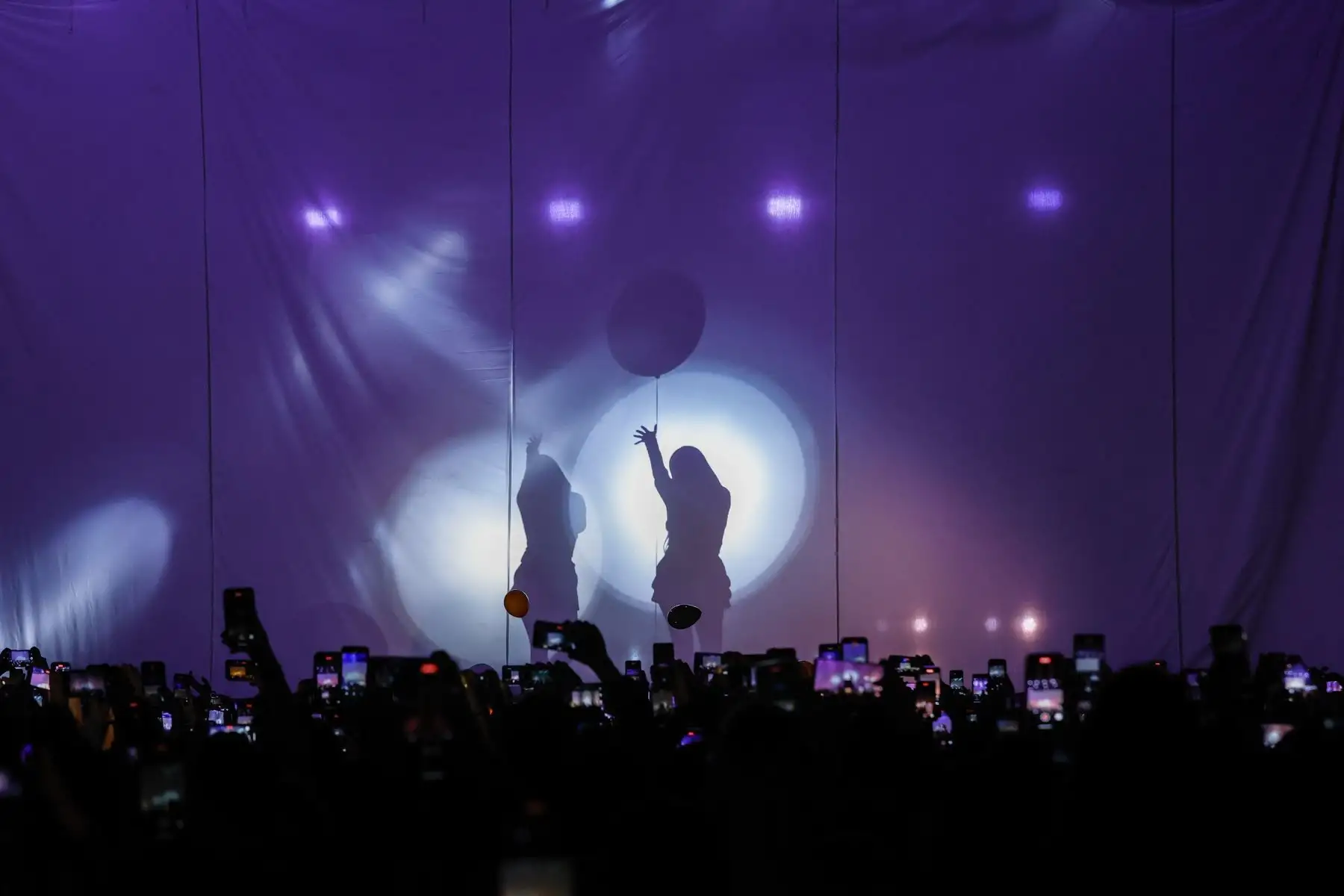 La cantante canadiense, Avril Lavigne regresó a Perú y ofreció un concierto este lunes 5 de setiembre, en el Arena Perú, como parte de su gira “Love Sux”. ‘La princesa del pop-punk’ hizo vibrar a sus fanáticos que corearon canciones como: 
