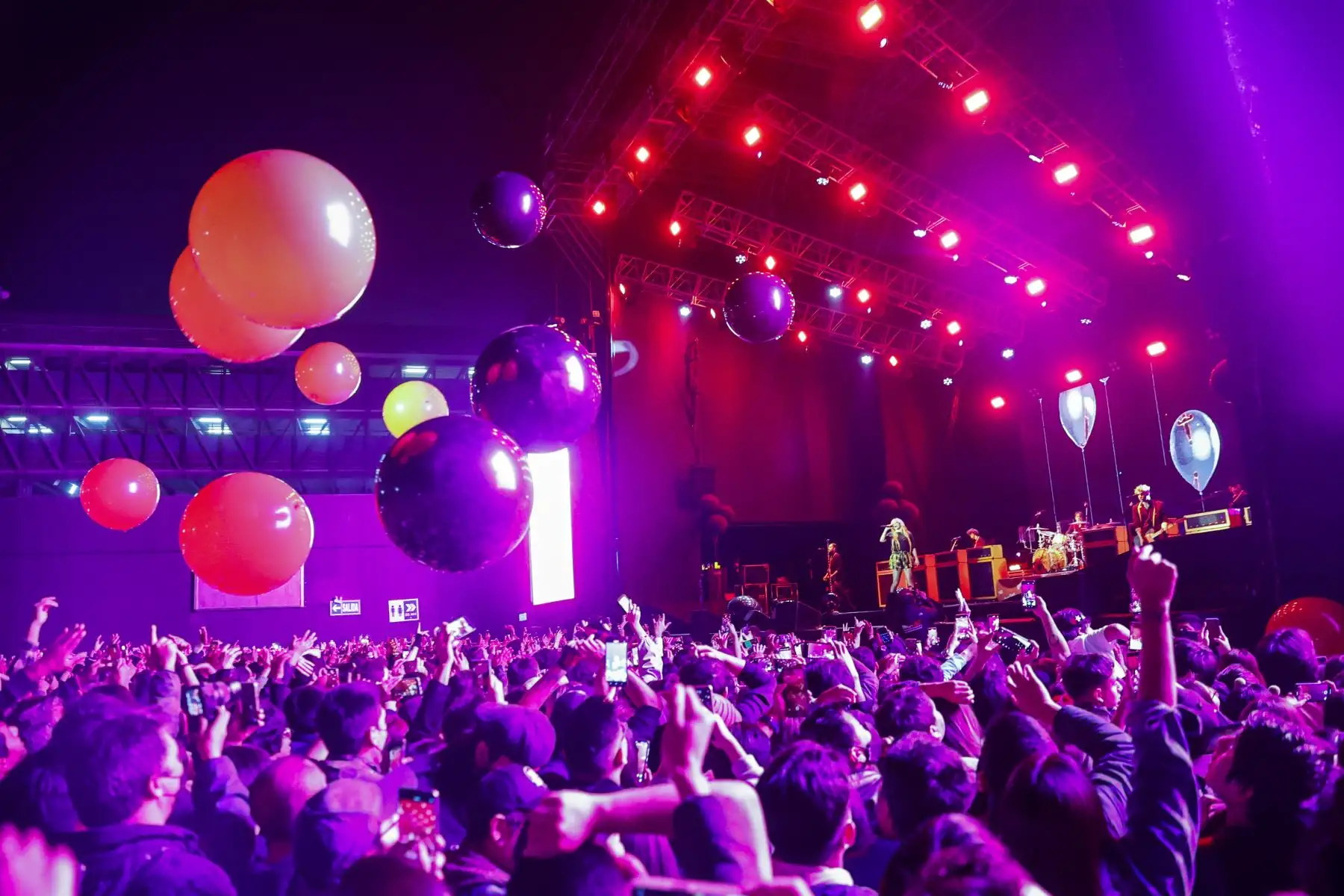 La cantante canadiense, Avril Lavigne regresó a Perú y ofreció un concierto este lunes 5 de setiembre, en el Arena Perú, como parte de su gira “Love Sux”. ‘La princesa del pop-punk’ hizo vibrar a sus fanáticos que corearon canciones como: 