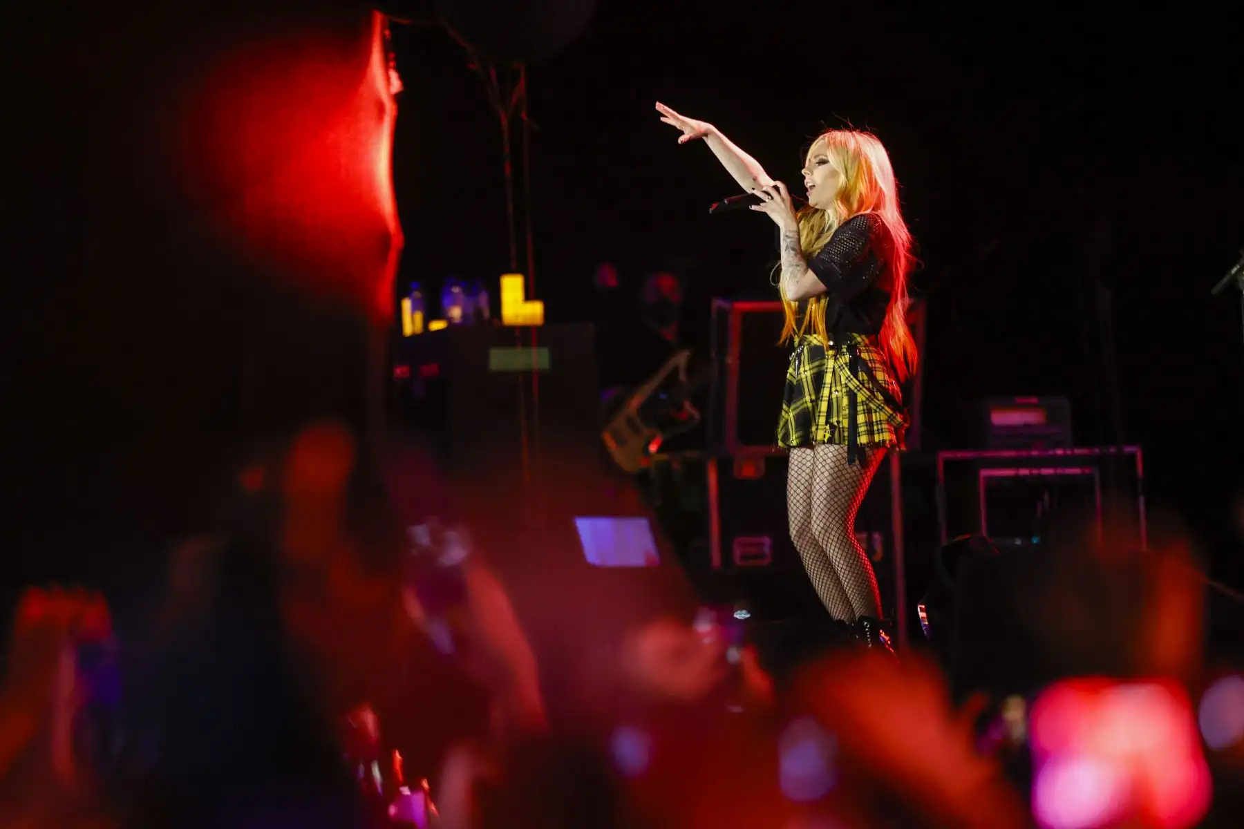 La cantante canadiense, Avril Lavigne regresó a Perú y ofreció un concierto este lunes 5 de setiembre, en el Arena Perú, como parte de su gira “Love Sux”. ‘La princesa del pop-punk’ hizo vibrar a sus fanáticos que corearon canciones como: 