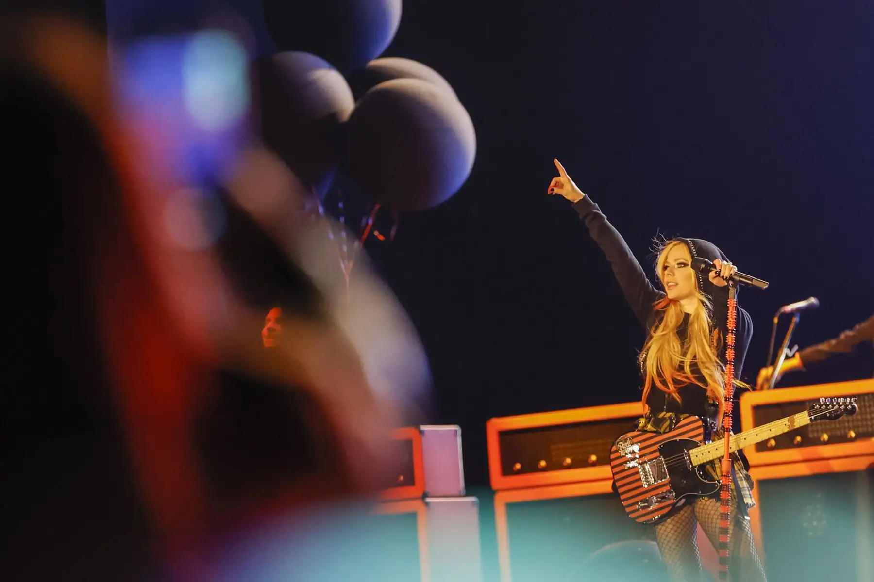 La cantante canadiense, Avril Lavigne regresó a Perú y ofreció un concierto este lunes 5 de setiembre, en el Arena Perú, como parte de su gira “Love Sux”. ‘La princesa del pop-punk’ hizo vibrar a sus fanáticos que corearon canciones como: 