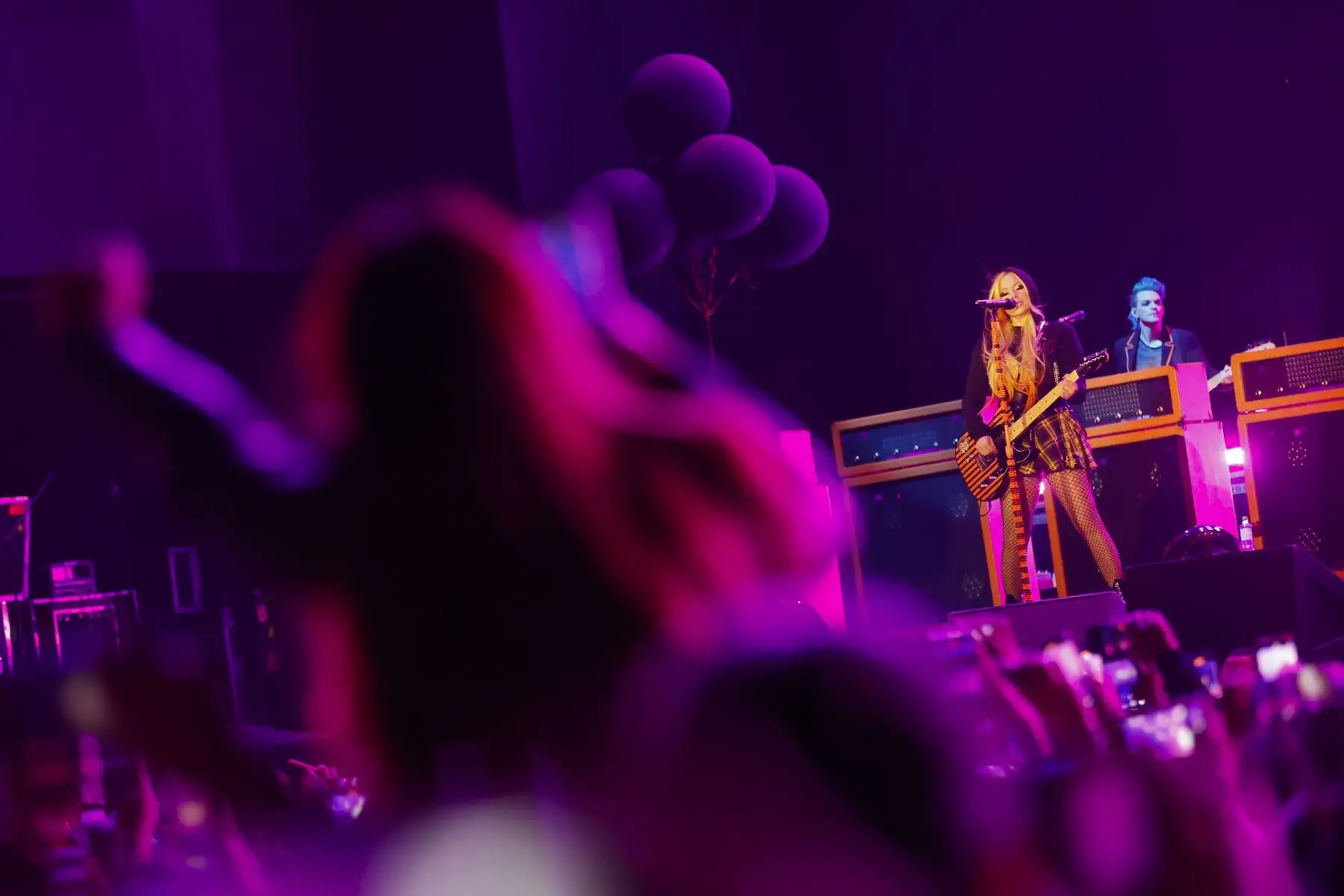 La cantante canadiense, Avril Lavigne regresó a Perú y ofreció un concierto este lunes 5 de setiembre, en el Arena Perú, como parte de su gira “Love Sux”. ‘La princesa del pop-punk’ hizo vibrar a sus fanáticos que corearon canciones como: 