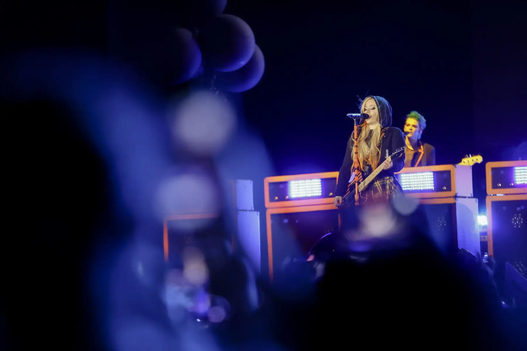 La cantante canadiense, Avril Lavigne regresó a Perú y ofreció un concierto este lunes 5 de setiembre, en el Arena Perú, como parte de su gira “Love Sux”. ‘La princesa del pop-punk’ hizo vibrar a sus fanáticos que corearon canciones como: 