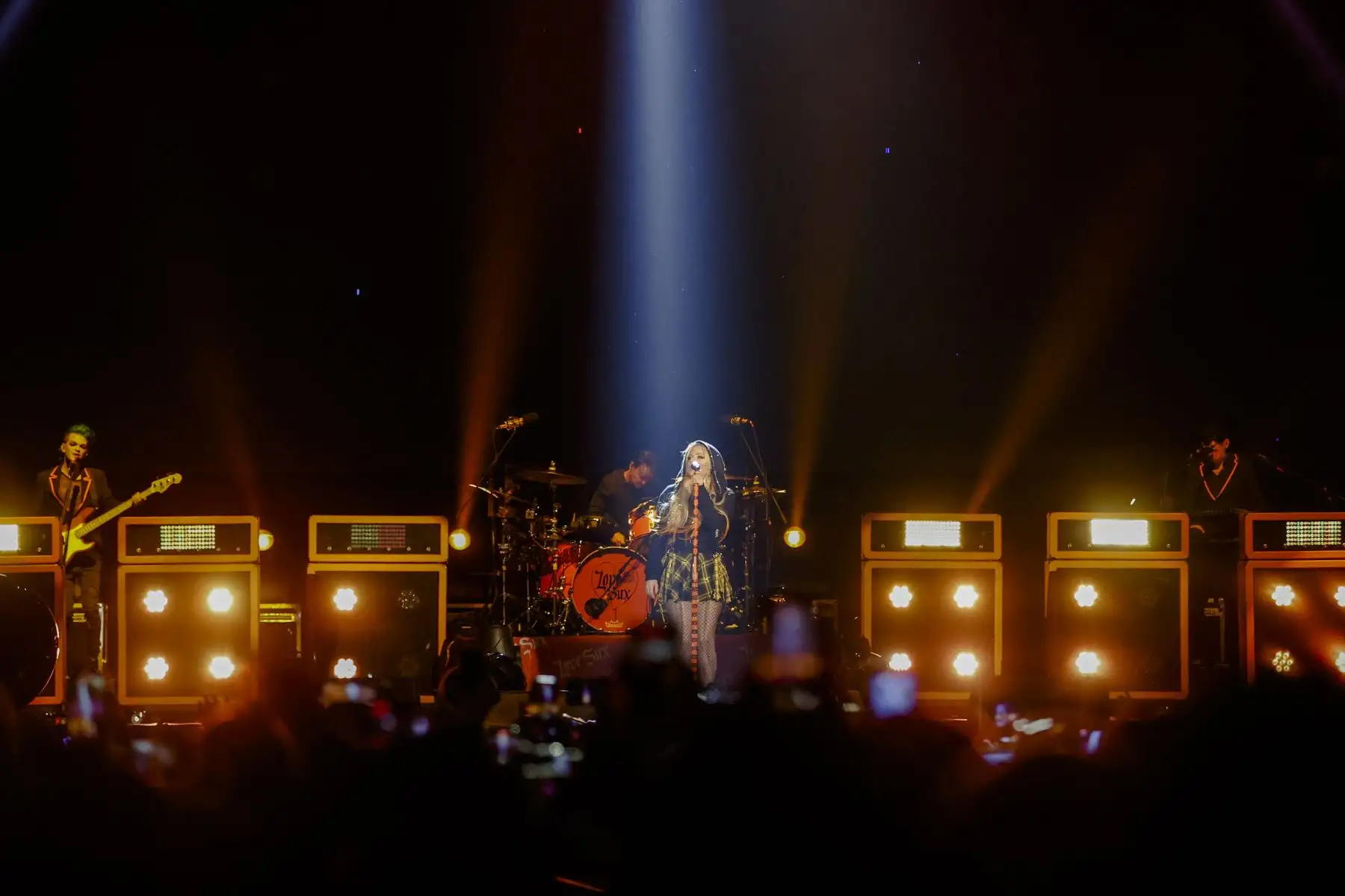 La cantante canadiense, Avril Lavigne regresó a Perú y ofreció un concierto este lunes 5 de setiembre, en el Arena Perú, como parte de su gira “Love Sux”. ‘La princesa del pop-punk’ hizo vibrar a sus fanáticos que corearon canciones como: 