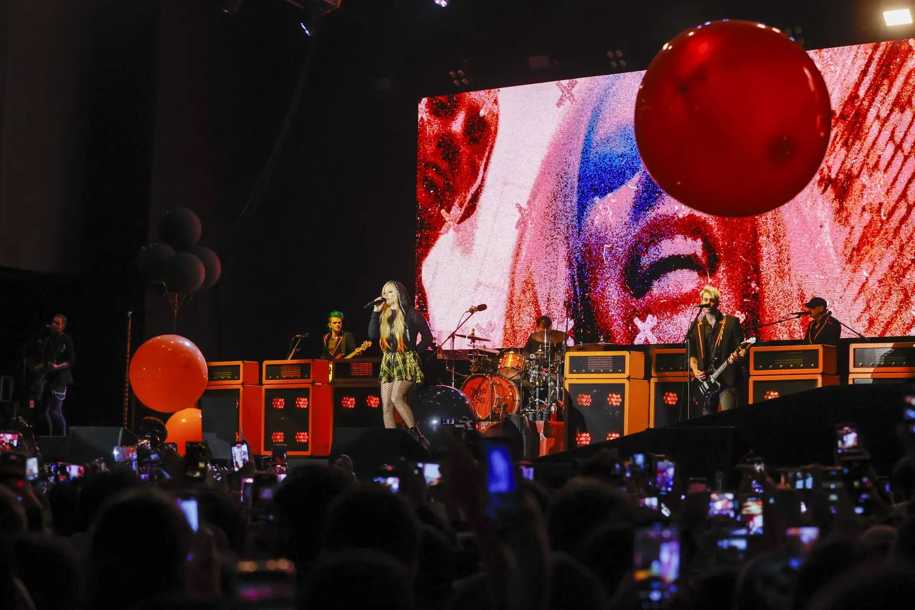 La cantante canadiense, Avril Lavigne regresó a Perú y ofreció un concierto este lunes 5 de setiembre, en el Arena Perú, como parte de su gira “Love Sux”. ‘La princesa del pop-punk’ hizo vibrar a sus fanáticos que corearon canciones como: 