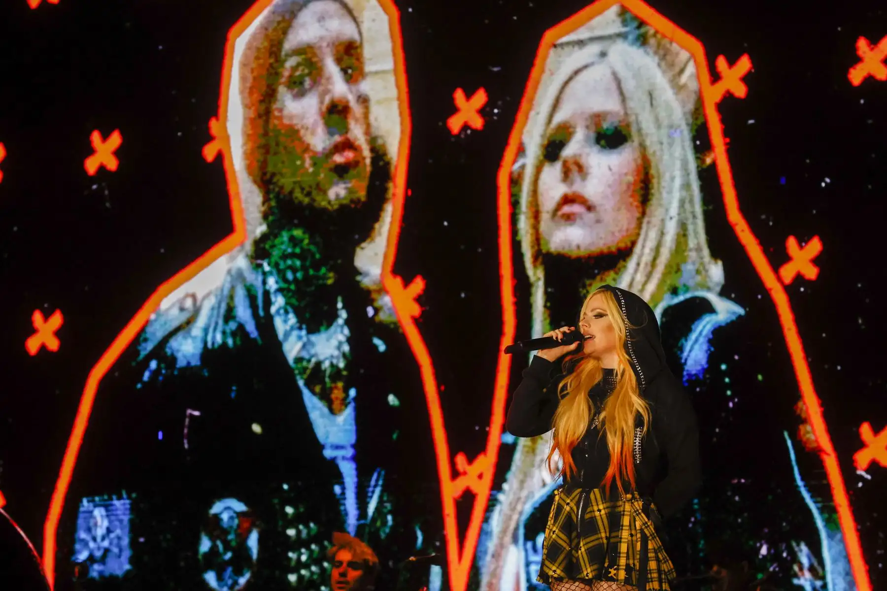 La cantante canadiense, Avril Lavigne regresó a Perú y ofreció un concierto este lunes 5 de setiembre, en el Arena Perú, como parte de su gira “Love Sux”. ‘La princesa del pop-punk’ hizo vibrar a sus fanáticos que corearon canciones como: 
