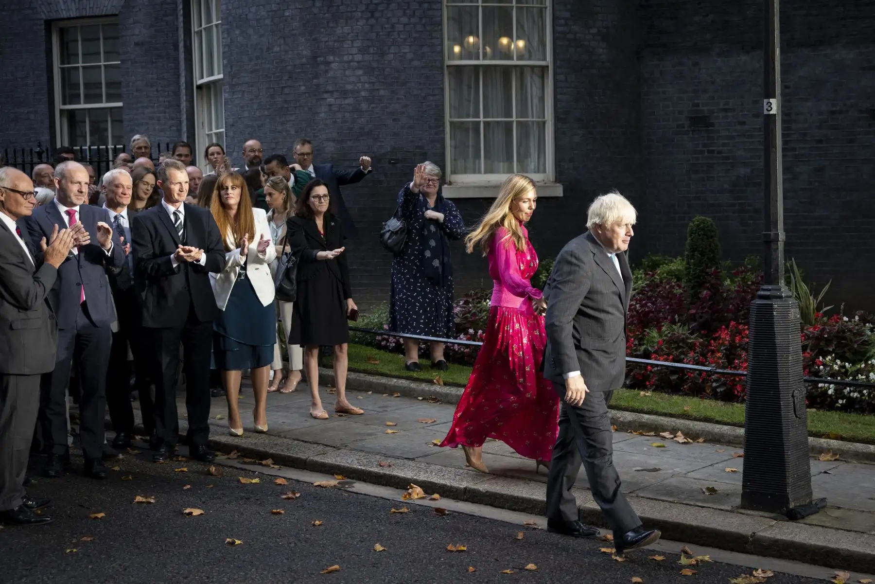 El primer ministro británico saliente, Boris Johnson, y su esposa, Carrie Johnson, abandonan Downing Street tras un discurso de despedida en Londres. Johnson dejará formalmente su cargo ante la reina Isabel en Balmoral antes de que se nombre al nuevo primer ministro.
Foto: EFE
