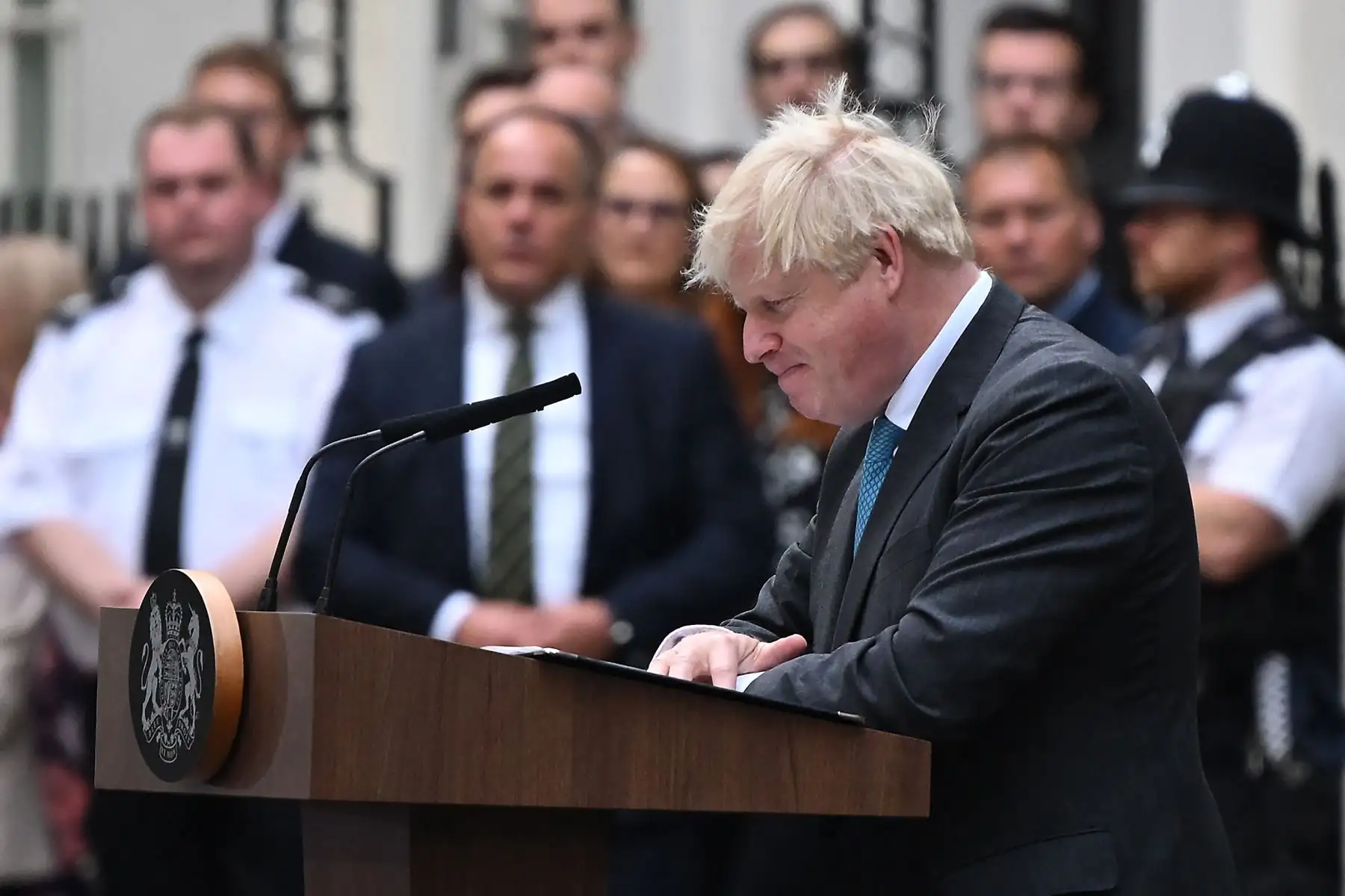 El primer ministro saliente de Gran Bretaña, Boris Johnson, pronuncia su último discurso frente al número 10 de Downing Street en el centro de Londres el 6 de septiembre de 2022, antes de dirigirse a Balmoral para presentar su renuncia.
Foto: AFP