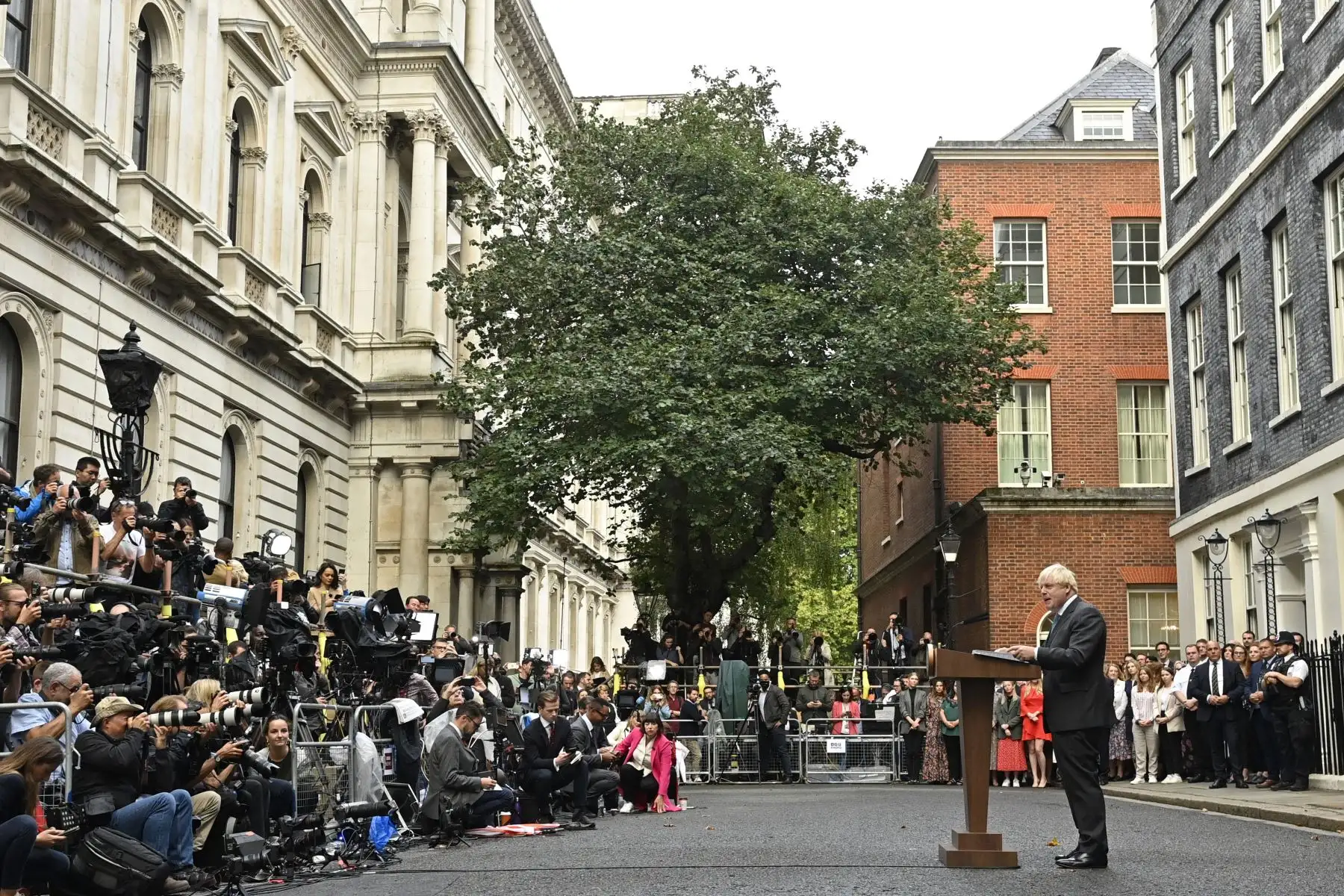 El primer ministro saliente de Gran Bretaña, Boris Johnson, pronuncia su último discurso frente al número 10 de Downing Street en el centro de Londres el 6 de septiembre de 2022, antes de dirigirse a Balmoral para presentar su renuncia.
Foto: AFP