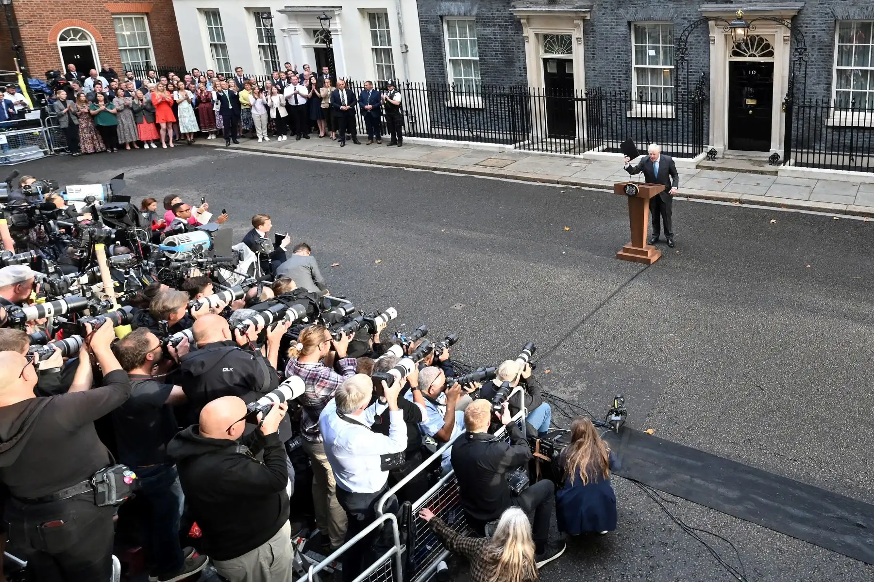 El primer ministro saliente de Gran Bretaña, Boris Johnson, pronuncia su último discurso frente al número 10 de Downing Street en el centro de Londres el 6 de septiembre de 2022, antes de dirigirse a Balmoral para presentar su renuncia.
Foto: AFP