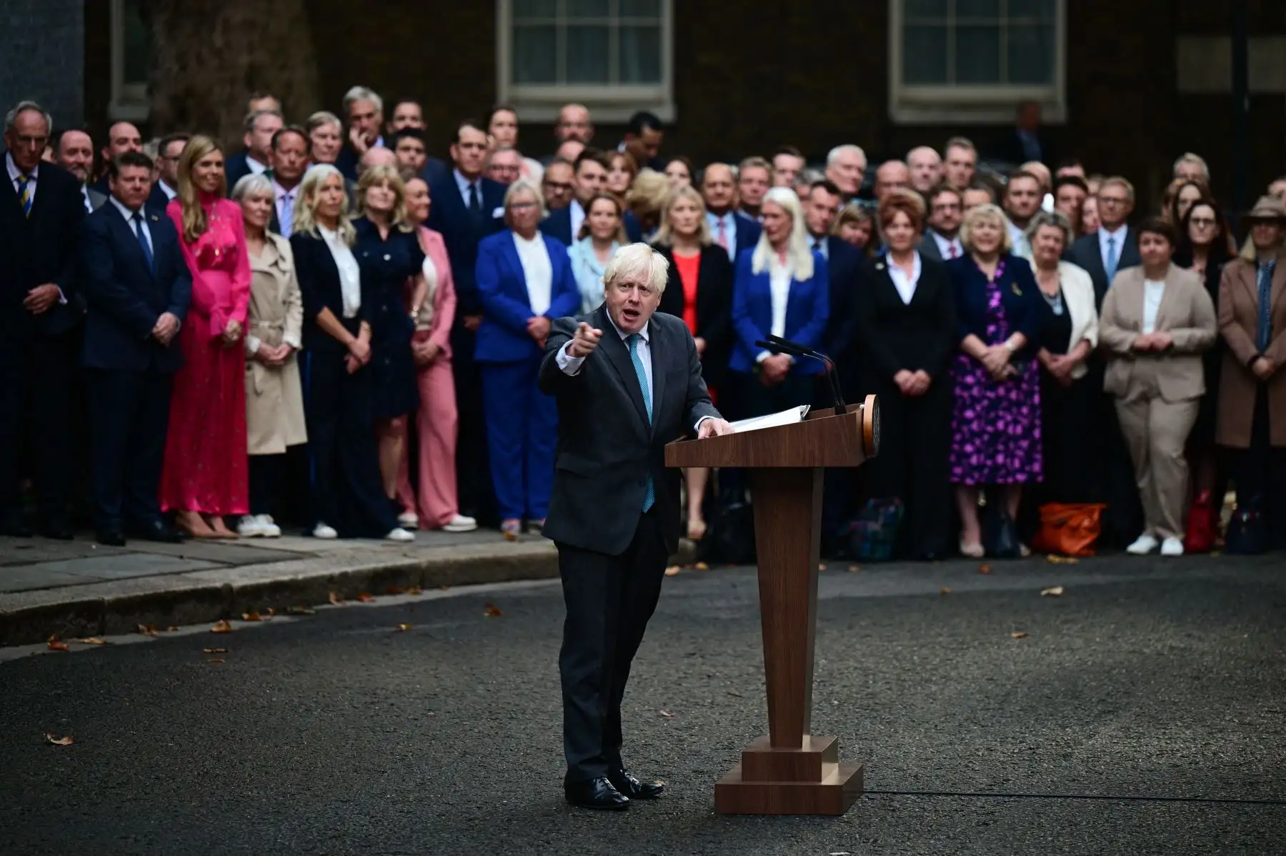 El primer ministro saliente de Gran Bretaña, Boris Johnson, pronuncia su último discurso frente al número 10 de Downing Street en el centro de Londres el 6 de septiembre de 2022, antes de dirigirse a Balmoral para presentar su renuncia.
Foto: AFP