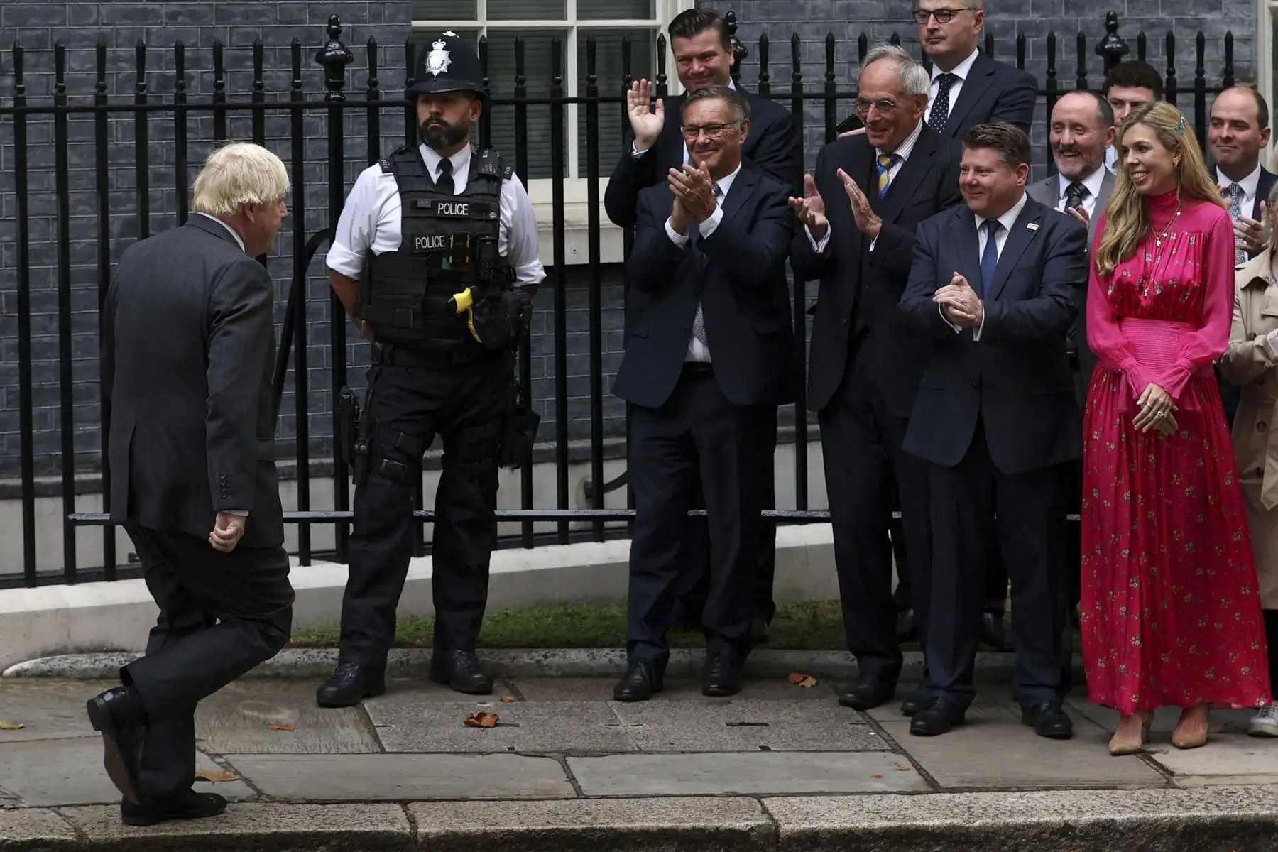 El primer ministro saliente de Gran Bretaña, Boris Johnson, camina hacia su esposa Carrie después de pronunciar su último discurso frente al número 10 de Downing Street en el centro de Londres el 6 de septiembre de 2022
Foto: AFP