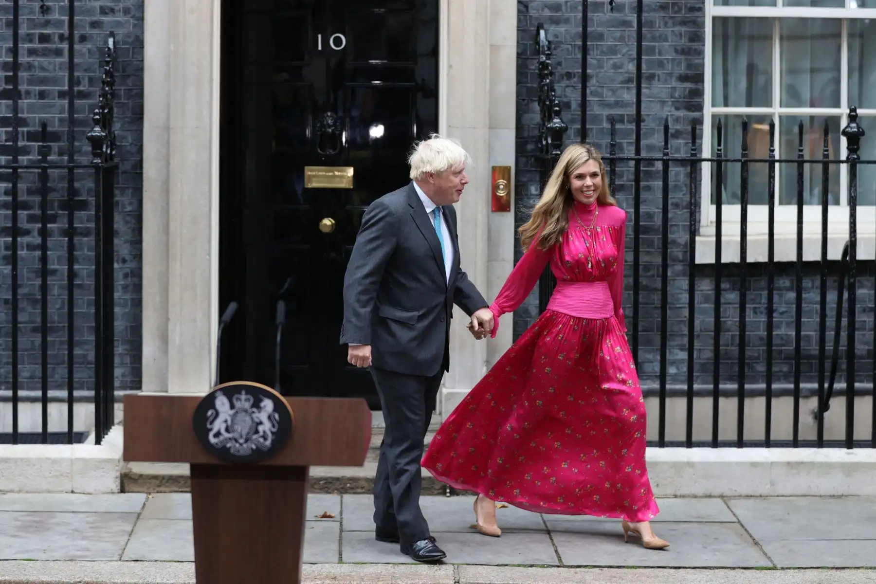 El primer ministro saliente de Gran Bretaña, Boris Johnson, y su esposa Carrie, salen mientras Johnson se prepara para pronunciar su último discurso frente al número 10 de Downing Street, en el centro de Londres, antes de dirigirse a Balmoral para presentar su renuncia.
Foto: AFP
