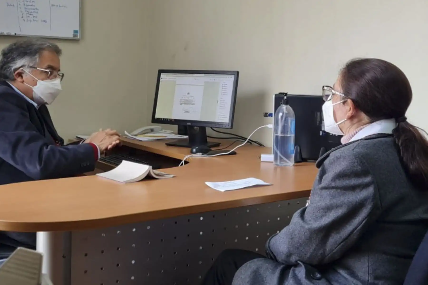 Como parte de las diligencias inmediatas, la fiscal anticorrupción Janny Sánchez Porturas acudió al Congreso para recabar, en la Comisión de Descentralización, información vinculada a los temas que César Acuña, líder de APP, abordó en reunión con congresistas de su partido.
Foto: Ministerio Público