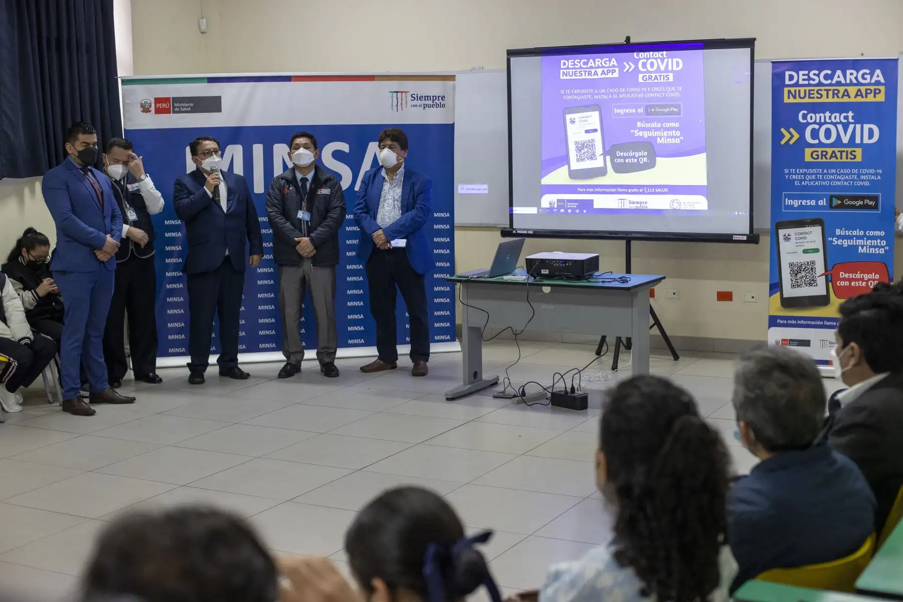 Desde la I.E. Emblemática Teresa González de Fanning, en Jesús María, el Ministerio de Salud lanzó el aplicativo “Contact COVID-19”, para la detección temprana y seguimiento de casos de esta enfermedad.
Foto: ANDINA/Carla Patiño