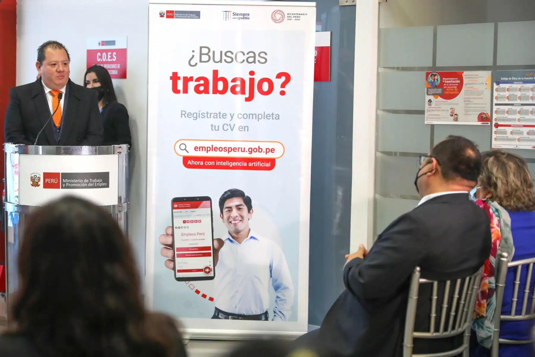 Las personas que buscan trabajo, o desean cambiar su empleo actual, ya cuentan con una herramienta digital que los ayude a conseguir sus objetivos. Se trata de la nueva bolsa de trabajo con inteligencia artificial del Ministerio de Trabajo y Promoción del Empleo (MTPE), de acceso gratuito, que promueve la oferta y demanda de empleos formales en beneficio de la ciudadanía.
Foto: MTPE
