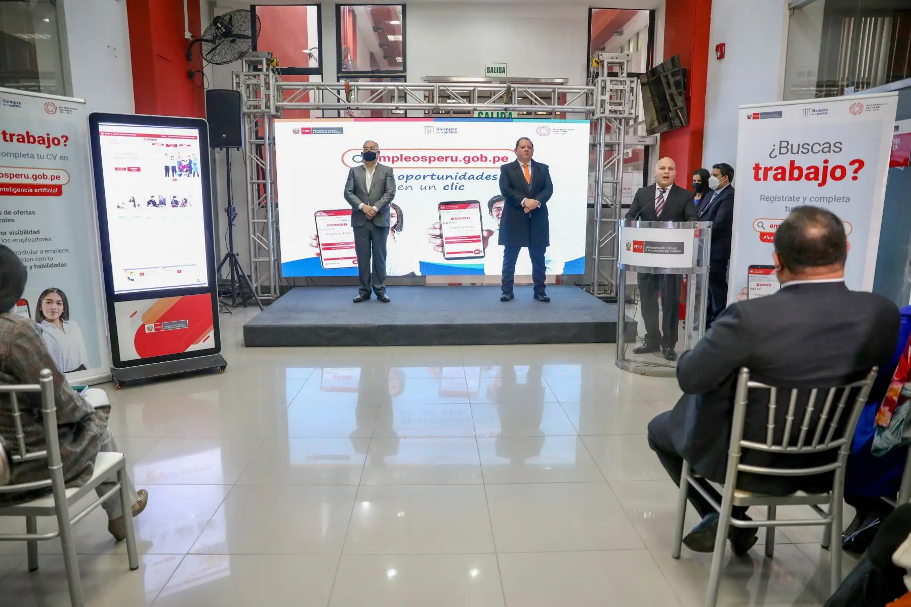 Las personas que buscan trabajo, o desean cambiar su empleo actual, ya cuentan con una herramienta digital que los ayude a conseguir sus objetivos. Se trata de la nueva bolsa de trabajo con inteligencia artificial del Ministerio de Trabajo y Promoción del Empleo (MTPE), de acceso gratuito, que promueve la oferta y demanda de empleos formales en beneficio de la ciudadanía.
Foto: MTPE