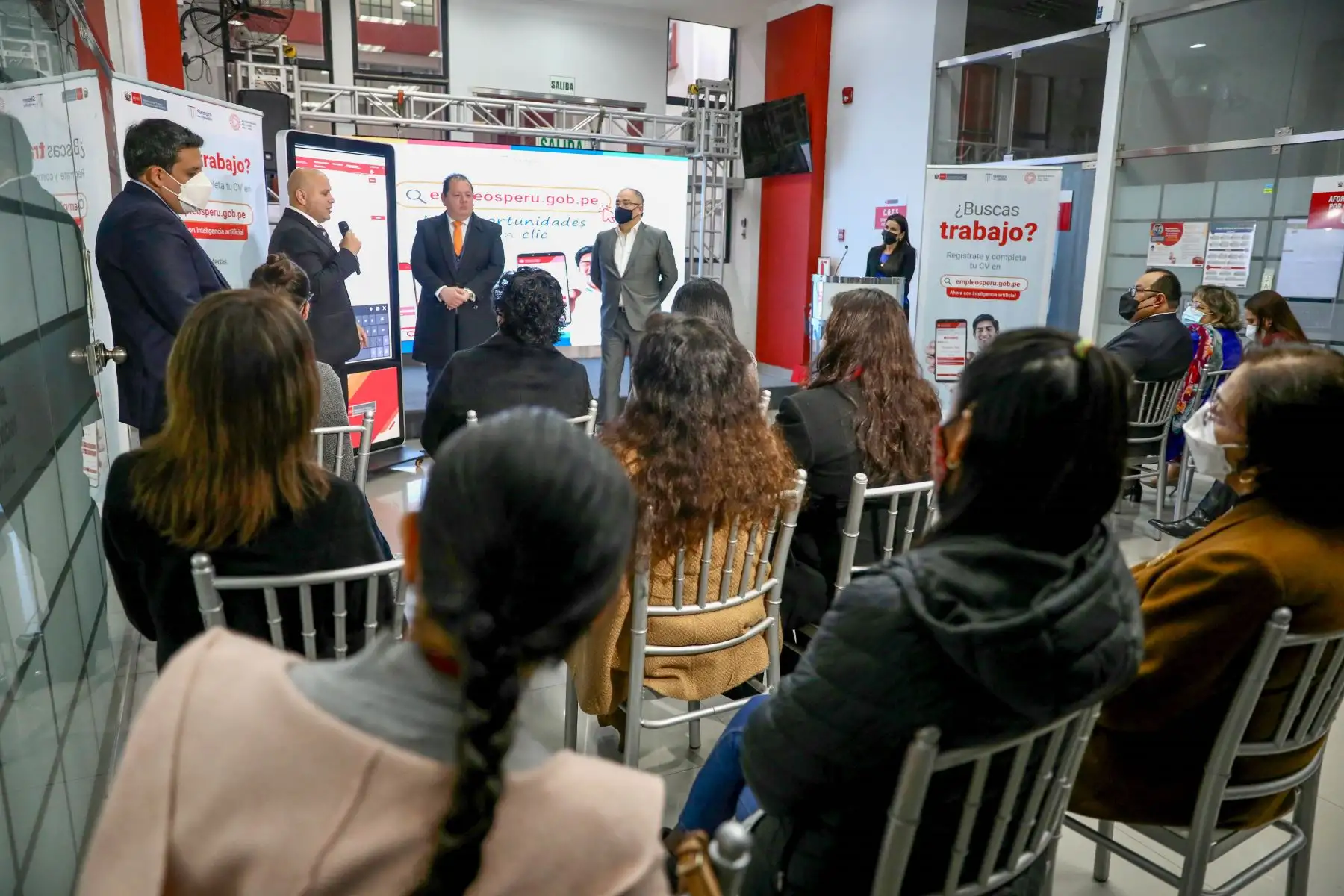 El ministro Alejandro Salas Zegarra explicó que, a través de esta moderna tecnología, se han promovido de enero a agosto de este año 104,264 vacantes de empleo a nivel nacional, habiendo aumentado en 24% la cantidad de vacantes, en comparación con el mismo periodo de 2021.
Foto: MTPE