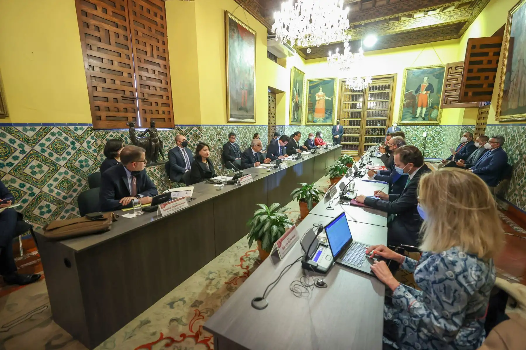 Marcando un hito en el proceso de adhesión de nuestro país a la OCDE, la Misión de Lanzamiento, presidida por el Secretario General Adjunto de la Organización para la Cooperación y Desarrollo Económicos (OCDE), Sr. Ulrik Knudsen se reunió con el Presidente del Consejo de Ministros, Sr. Aníbal Torres; y el Ministro de Relaciones Exteriores, Sr. Miguel Ángel Rodríguez Mackay. A fin de entablar encuentros de alto nivel que contribuirán decididamente a reforzar los trabajos ya iniciados en la implementación de la Hoja de Ruta, entregada al Perú en junio último. Foto: ANDINA/Carla Patiño Foto: ANDINA/PCM