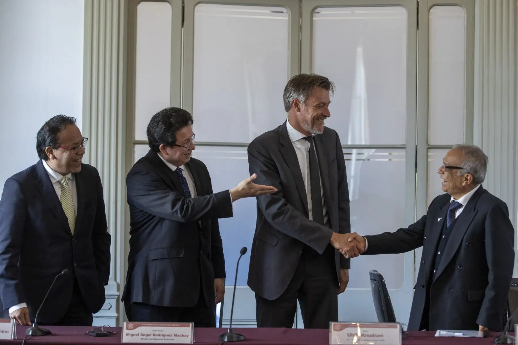 Marcando un hito en el proceso de adhesión de nuestro país a la OCDE, la Misión de Lanzamiento, presidida por el Secretario General Adjunto de la Organización para la Cooperación y Desarrollo Económicos (OCDE), Sr. Ulrik Knudsen se reunió con el Presidente del Consejo de Ministros, Sr. Aníbal Torres; y el Ministro de Relaciones Exteriores, Sr. Miguel Ángel Rodríguez Mackay. A fin de entablar encuentros de alto nivel que contribuirán decididamente a reforzar los trabajos ya iniciados en la implementación de la Hoja de Ruta, entregada al Perú en junio último. Foto: ANDINA/Carla Patiño