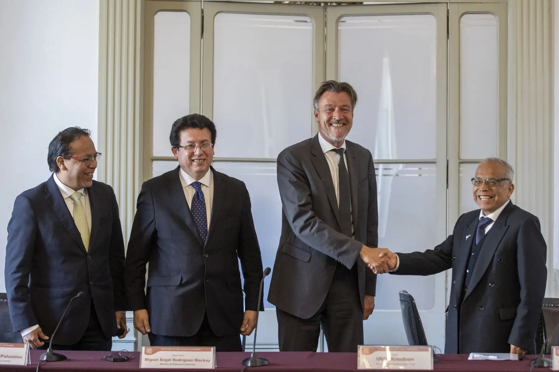 Marcando un hito en el proceso de adhesión de nuestro país a la OCDE, la Misión de Lanzamiento, presidida por el Secretario General Adjunto de la Organización para la Cooperación y Desarrollo Económicos (OCDE), Sr. Ulrik Knudsen se reunió con el Presidente del Consejo de Ministros, Sr. Aníbal Torres; y el Ministro de Relaciones Exteriores, Sr. Miguel Ángel Rodríguez Mackay. A fin de entablar encuentros de alto nivel que contribuirán decididamente a reforzar los trabajos ya iniciados en la implementación de la Hoja de Ruta, entregada al Perú en junio último. Foto: ANDINA/Carla Patiño
