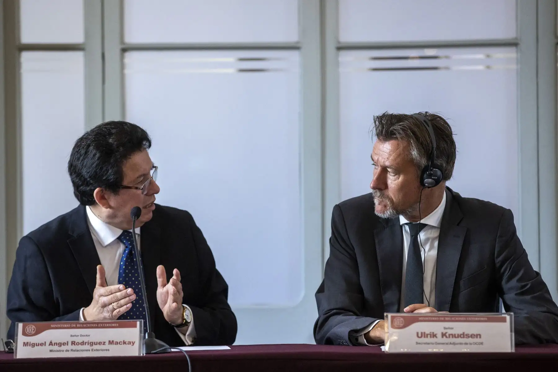 Marcando un hito en el proceso de adhesión de nuestro país a la OCDE, la Misión de Lanzamiento, presidida por el Secretario General Adjunto de la Organización para la Cooperación y Desarrollo Económicos (OCDE), Sr. Ulrik Knudsen se reunió con el Presidente del Consejo de Ministros, Sr. Aníbal Torres; y el Ministro de Relaciones Exteriores, Sr. Miguel Ángel Rodríguez Mackay. A fin de entablar encuentros de alto nivel que contribuirán decididamente a reforzar los trabajos ya iniciados en la implementación de la Hoja de Ruta, entregada al Perú en junio último. Foto: ANDINA/Carla Patiño