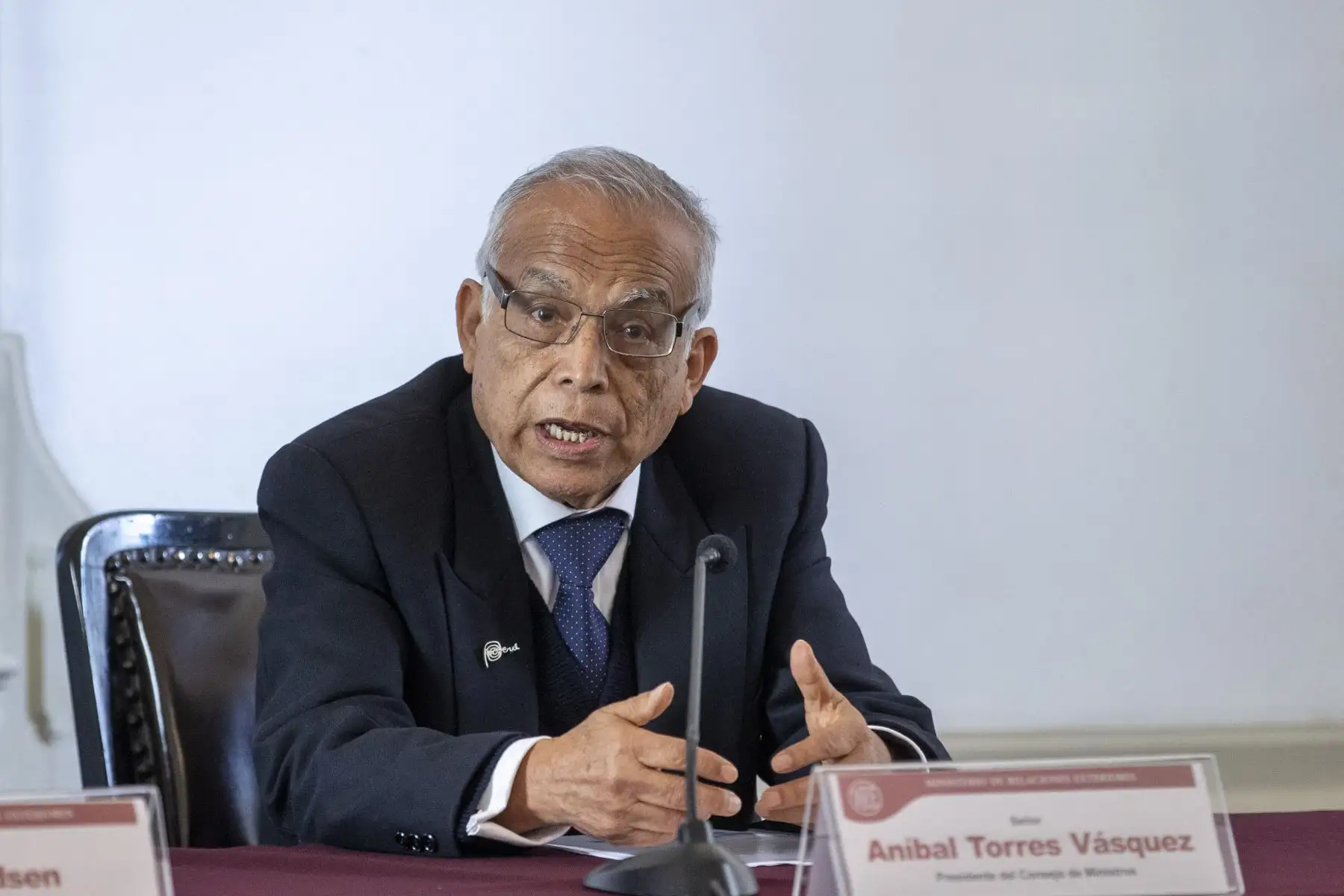 Marcando un hito en el proceso de adhesión de nuestro país a la OCDE, la Misión de Lanzamiento, presidida por el Secretario General Adjunto de la Organización para la Cooperación y Desarrollo Económicos (OCDE), Sr. Ulrik Knudsen se reunió con el Presidente del Consejo de Ministros, Sr. Aníbal Torres; y el Ministro de Relaciones Exteriores, Sr. Miguel Ángel Rodríguez Mackay. A fin de entablar encuentros de alto nivel que contribuirán decididamente a reforzar los trabajos ya iniciados en la implementación de la Hoja de Ruta, entregada al Perú en junio último. Foto: ANDINA/Carla Patiño