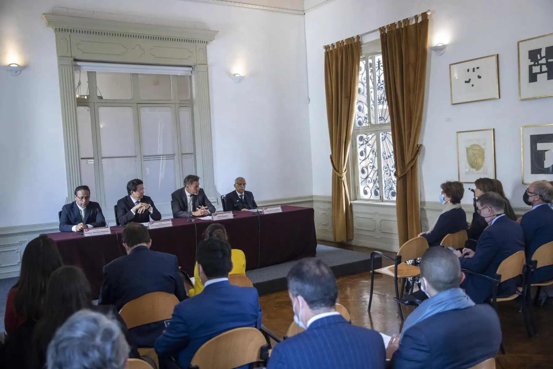 Marcando un hito en el proceso de adhesión de nuestro país a la OCDE, la Misión de Lanzamiento, presidida por el Secretario General Adjunto de la Organización para la Cooperación y Desarrollo Económicos (OCDE), Sr. Ulrik Knudsen se reunió con el Presidente del Consejo de Ministros, Sr. Aníbal Torres; y el Ministro de Relaciones Exteriores, Sr. Miguel Ángel Rodríguez Mackay. A fin de entablar encuentros de alto nivel que contribuirán decididamente a reforzar los trabajos ya iniciados en la implementación de la Hoja de Ruta, entregada al Perú en junio último. Foto: ANDINA/Carla Patiño