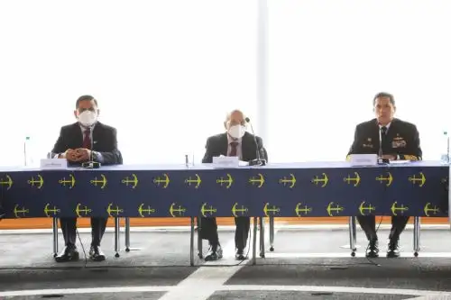 Ministro Kurt Burneo (al centro), participó hoy en la ceremonia de instalación de la mesa ejecutiva para el desarrollo de la industria naval en el Perú. Cortesía Ministerio de Defensa