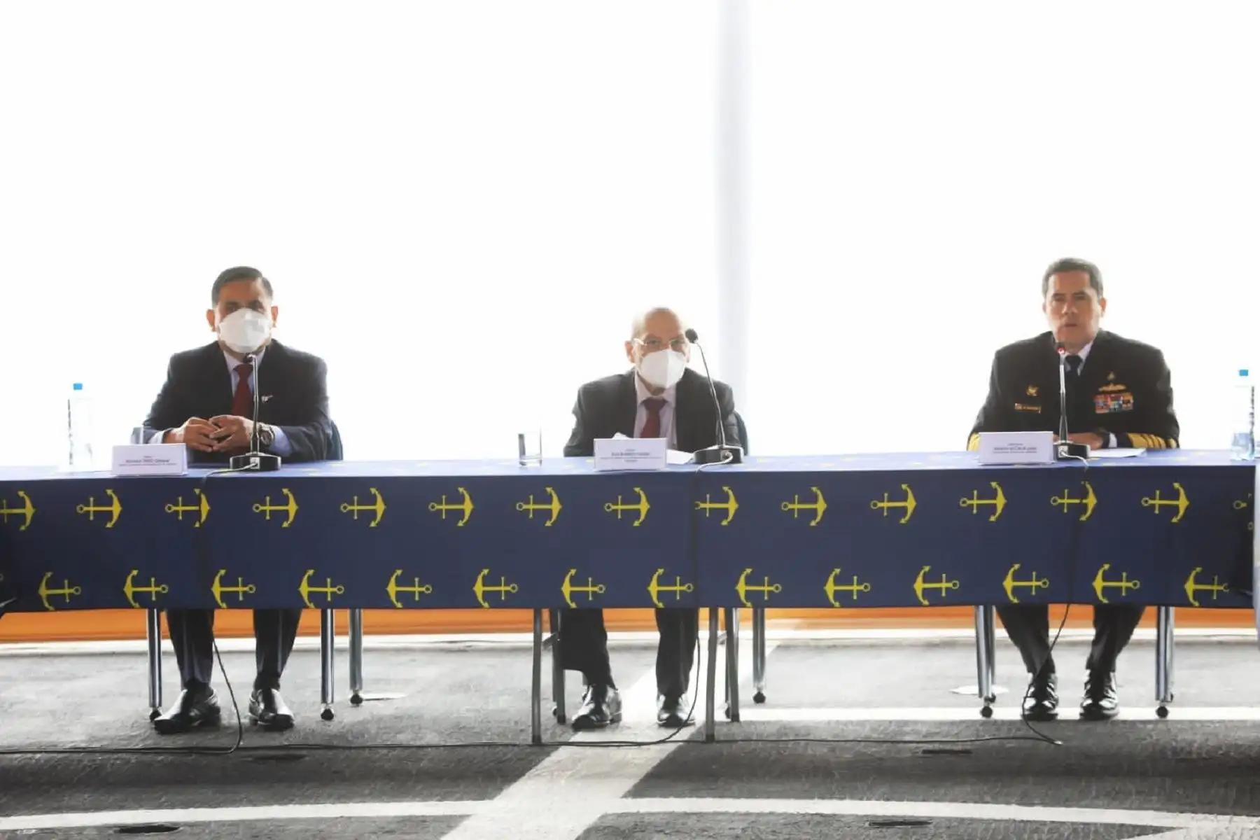 Ministro Kurt Burneo (al centro), participó hoy en la ceremonia de instalación de la mesa ejecutiva para el desarrollo de la industria naval en el Perú. Cortesía Ministerio de Defensa