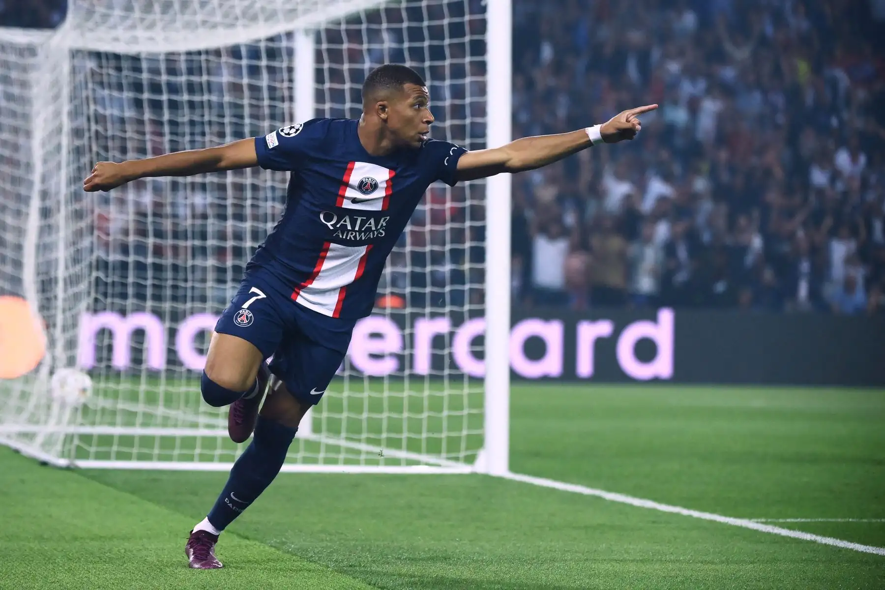 El delantero francés del Paris Saint-Germain, Kylian Mbappé, celebra marcar el gol 1-0 durante el partido de ida del Grupo H de la Liga de Campeones de la UEFA entre el Paris Saint-Germain (PSG) y la Juventus en el estadio Parc des Princes de París.
Foto: AFP
