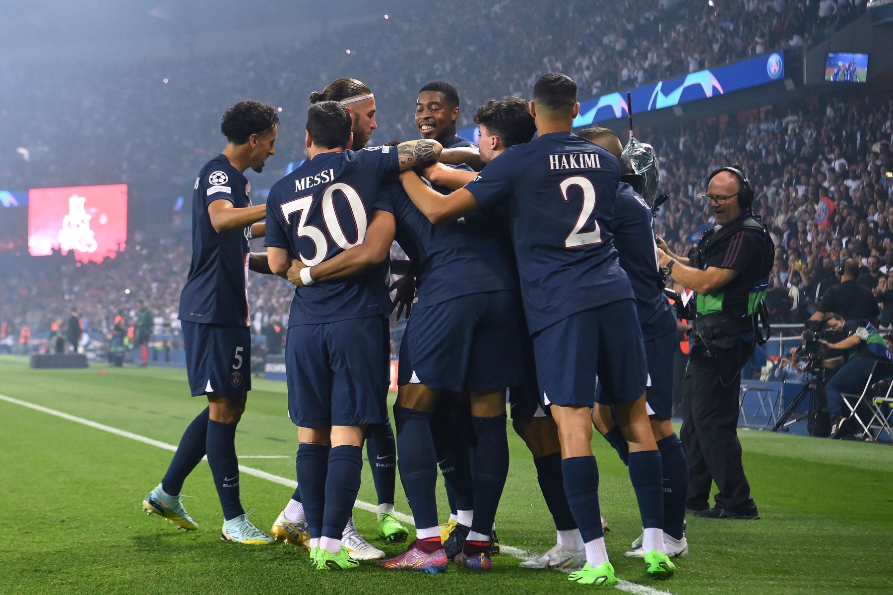 Los jugadores del equipo Paris Saint-Germain celebran después de que el delantero francés del Paris Saint-Germain, Kylian Mbappe, anotara el gol 1-0 durante el partido de ida del grupo H de la Liga de Campeones de la UEFA entre el Paris Saint-Germain (PSG) y la Juventus en el estadio Parc des Princes de París.
Foto: AFP